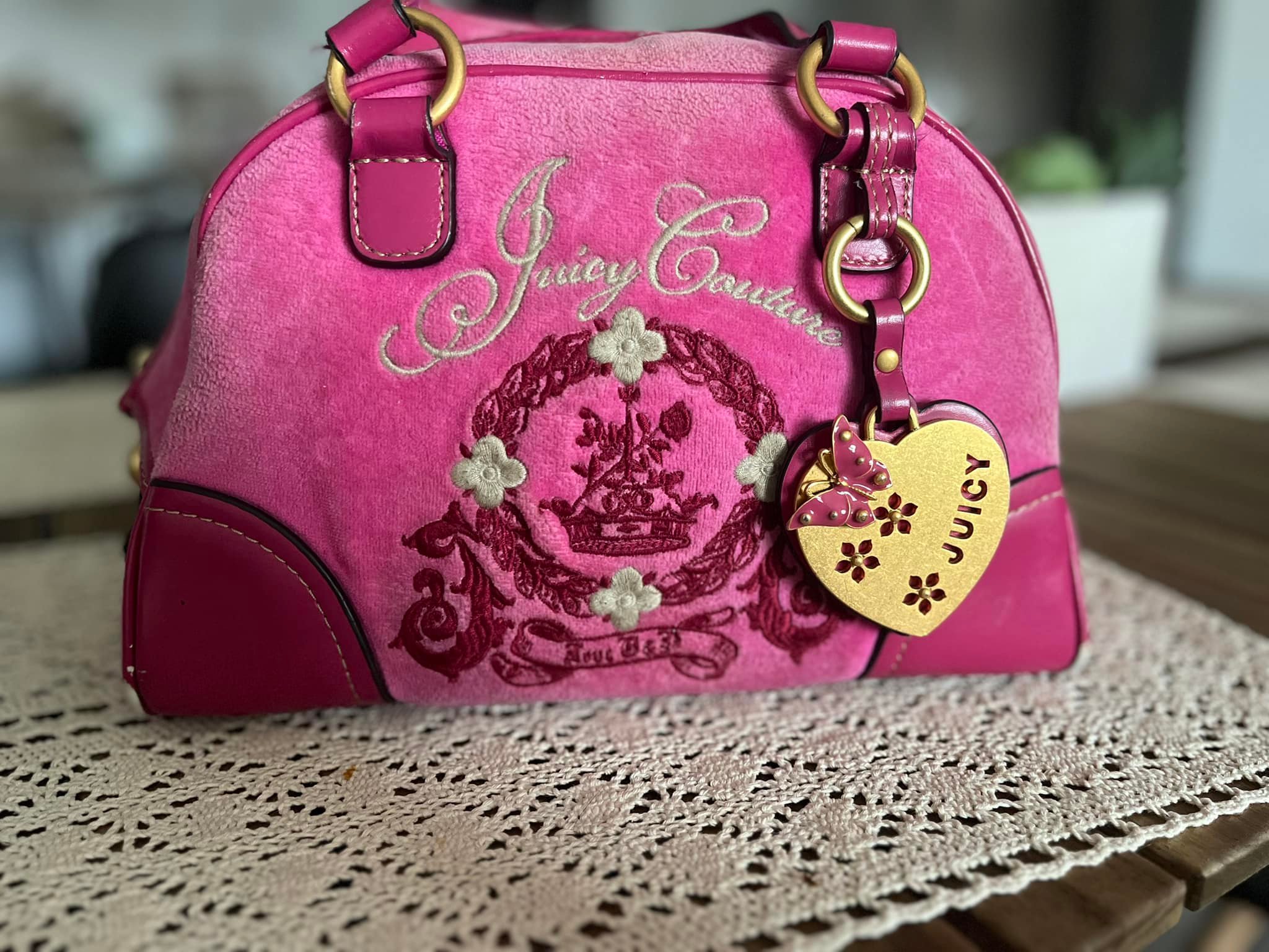 Juicy Couture pink shoulder bag with gold-tone chain and  display picture 1