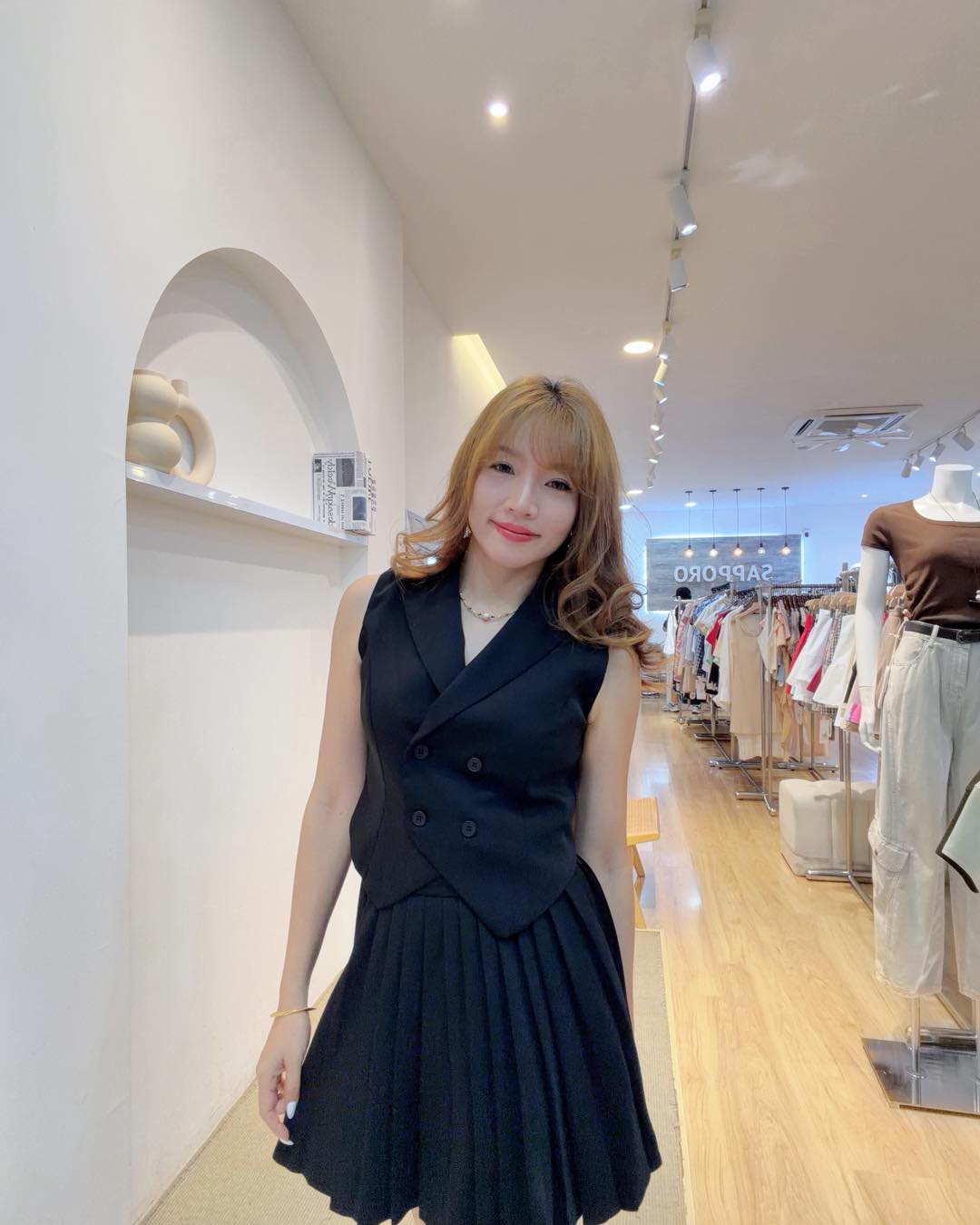 一 Tailored vest and pleated skort set in black