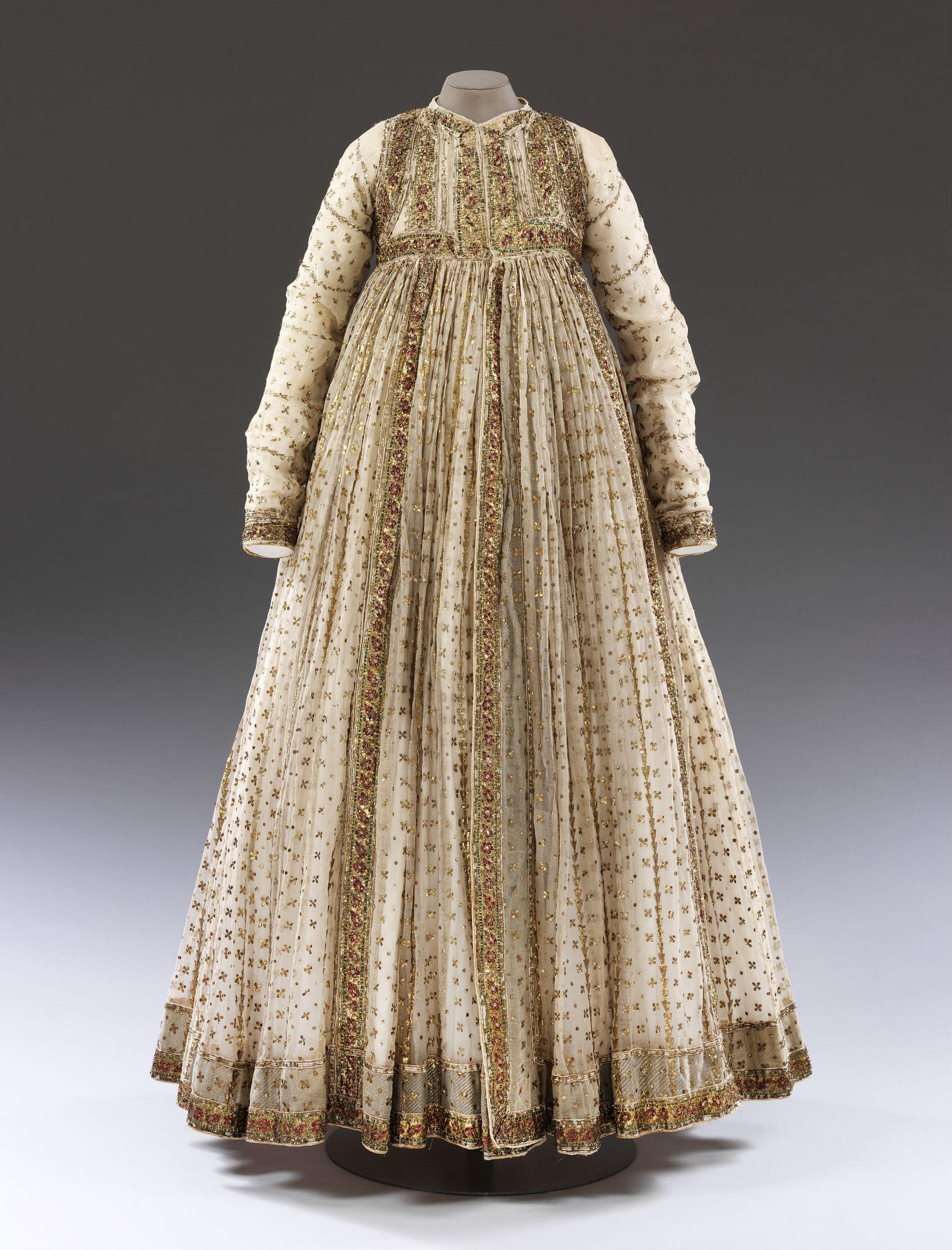 mughal ladies dress Empire woman's court with silver-gilt embroidery handle
