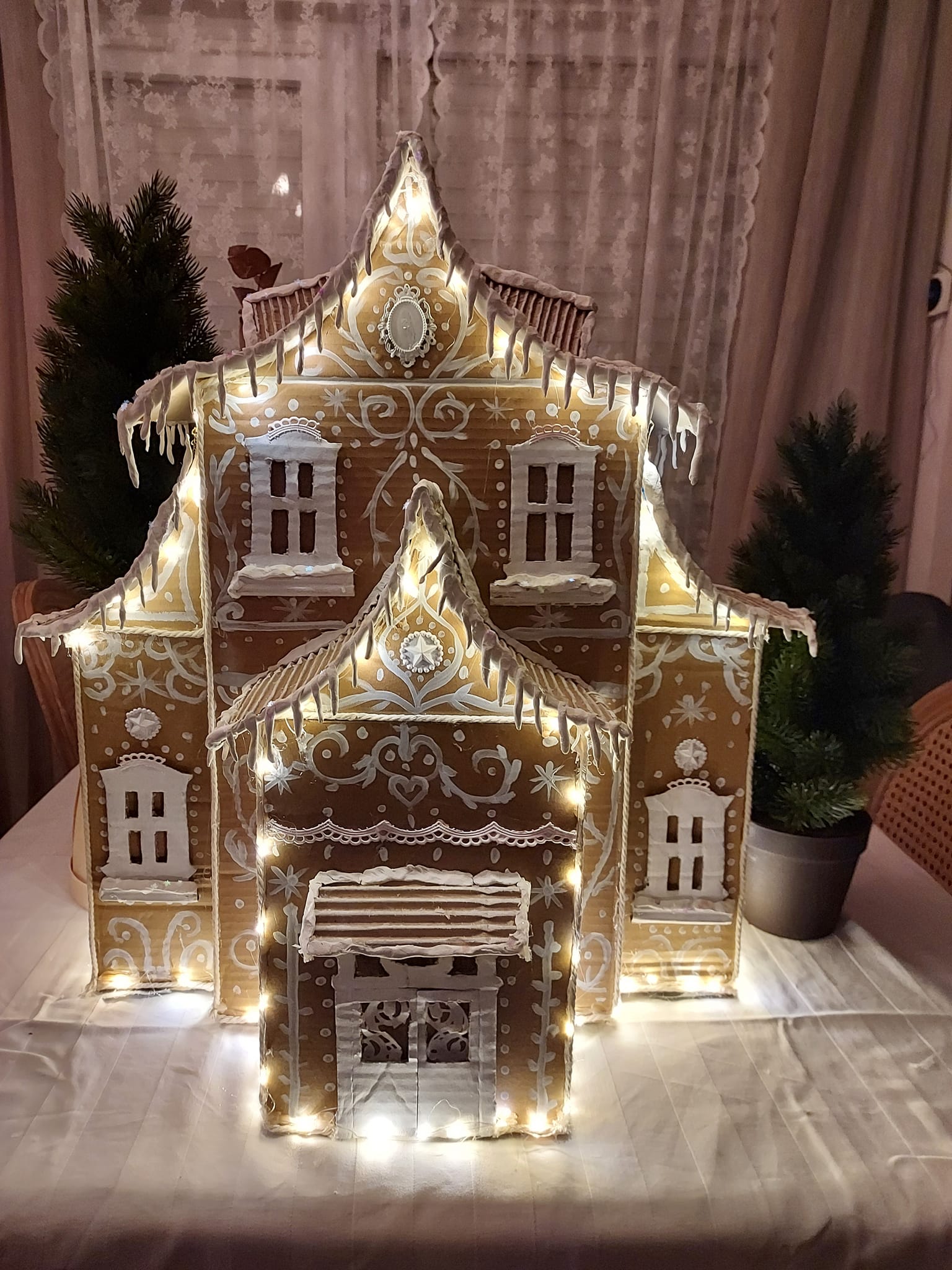 AnnaHouse Maison en carton marron créative avec de beaux animaux et grand toit pour peindre avec crayons, crayons de couleur, gouache, doigts, grand 3 ans