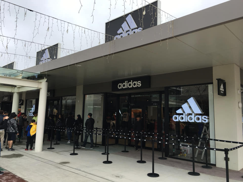 星澤在台中三井adidas Outlet 特價boost還蠻多的 星澤雷鳴 S Adidas微型部落格 Facebook