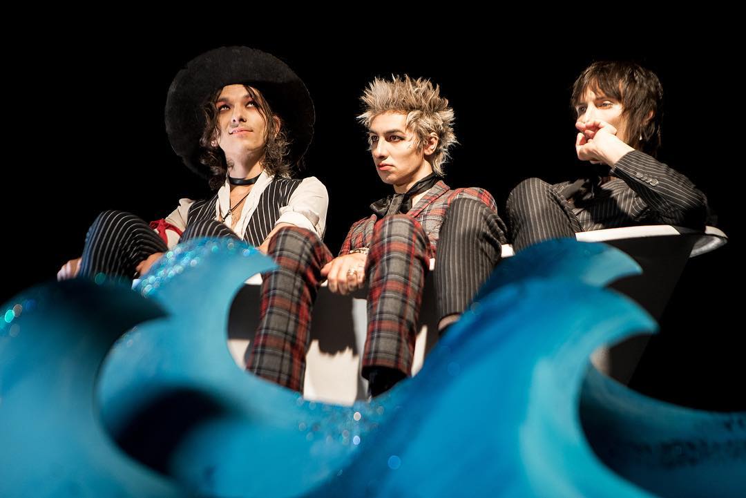 Palaye Royale The Music Video For Dying In A Hot Tub Is Facebook Palaye royale‏подлинная учетная запись @palayeroyale 17 янв. facebook