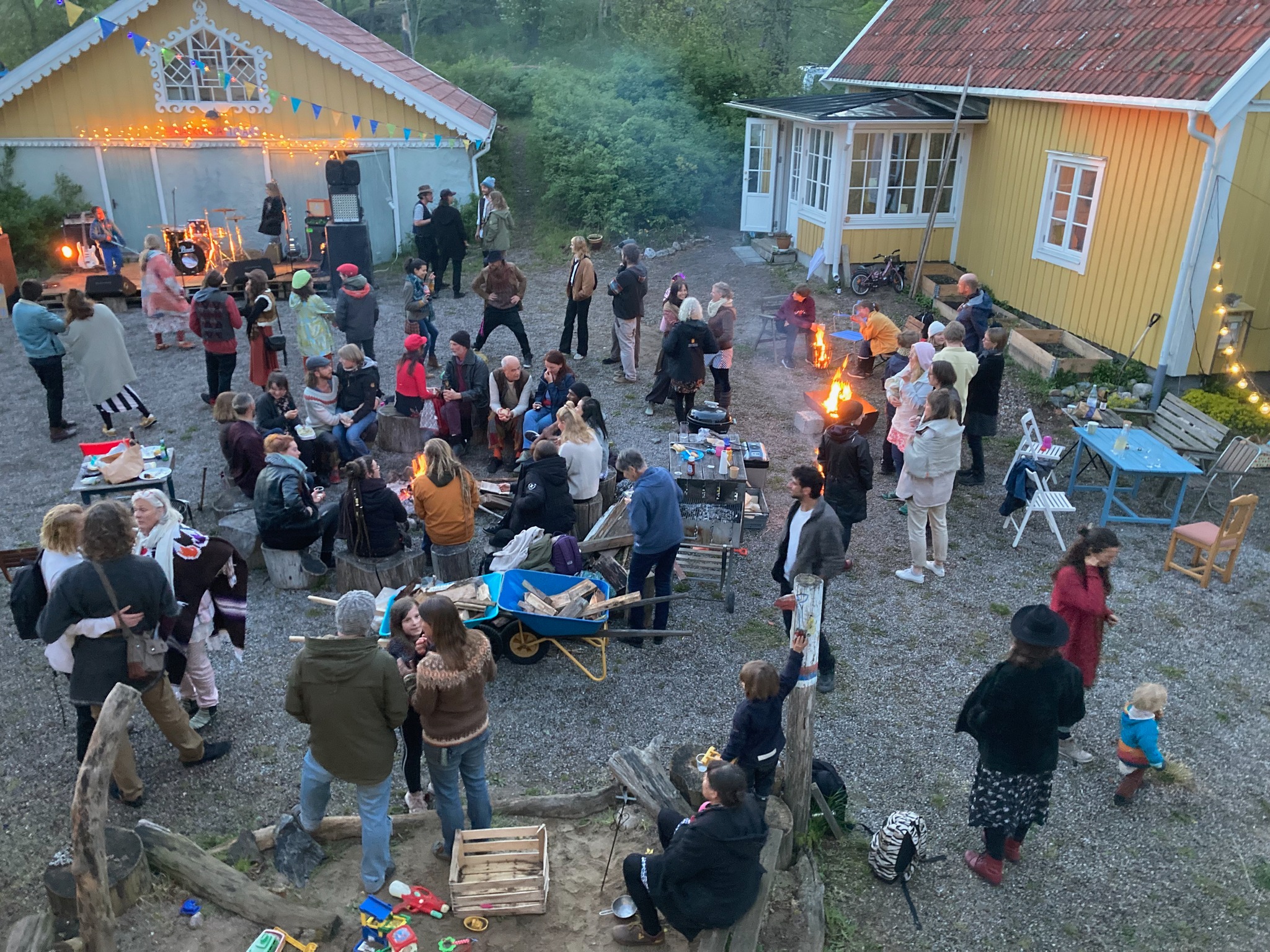 Nackunga bogemenskap | Hölö