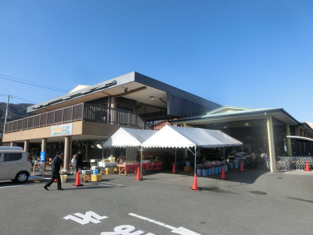 とれ た て 広場