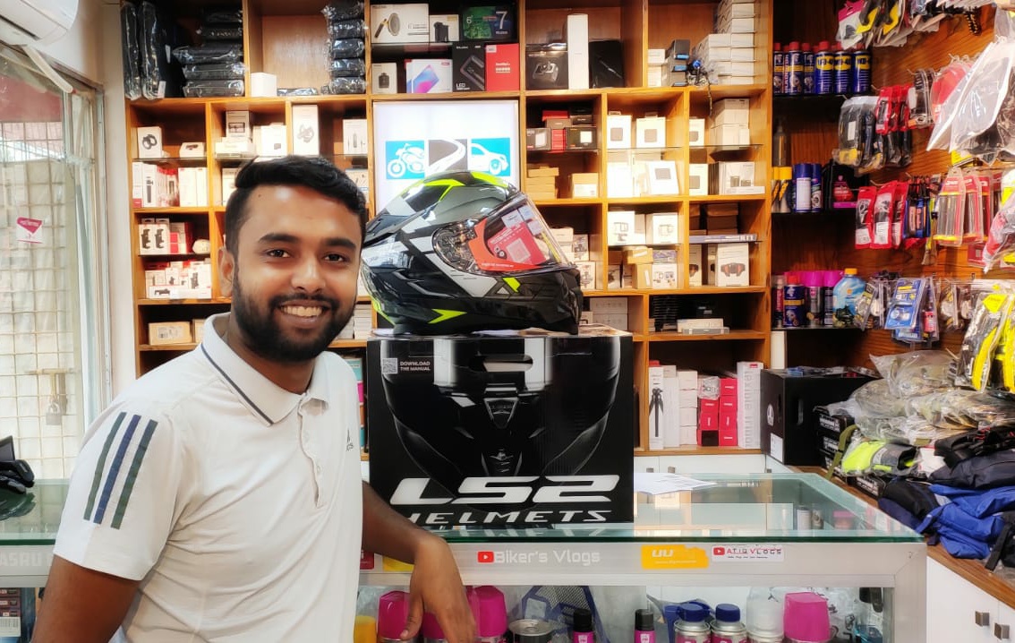 motoauto-our-zayed-bhai-with-his-new-crown-ls2-ff327-facebook