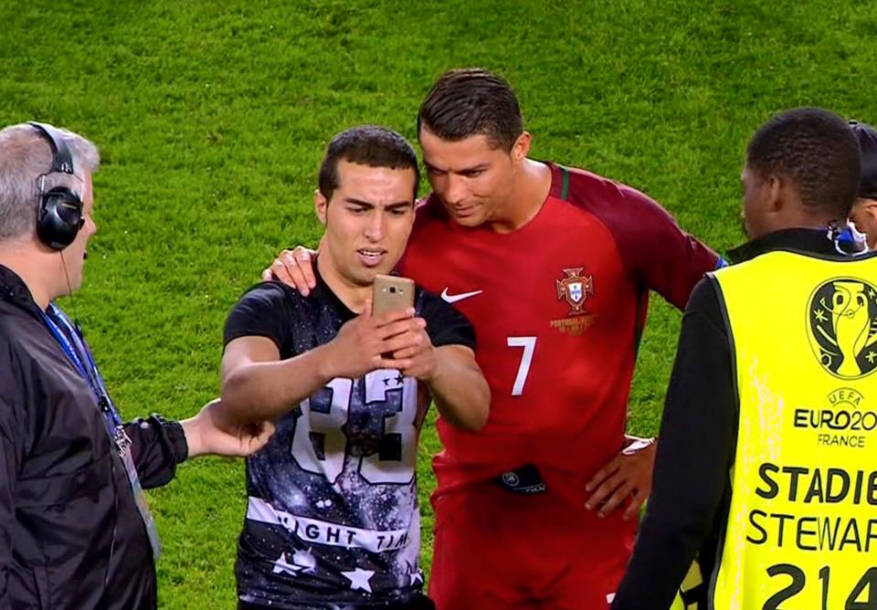 SPORTbible - Cristiano Ronaldo stopped security from removing a pitch ...