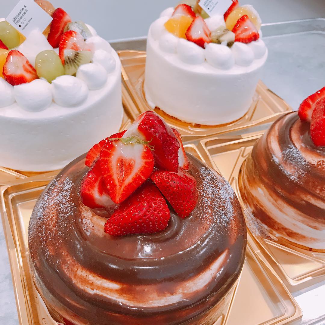 デコレーションケーキ☆ 本日も沢山おつくりしてます。当日お越し頂い