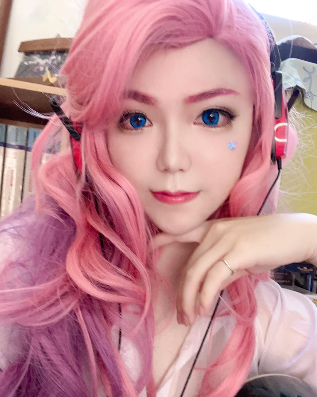 Shizu 靜 Cosplay - 這個月的拍立得上架囉！ 這次是女友感十足的瑟拉芬～這次的拍立得小靜自己超喜歡的！...