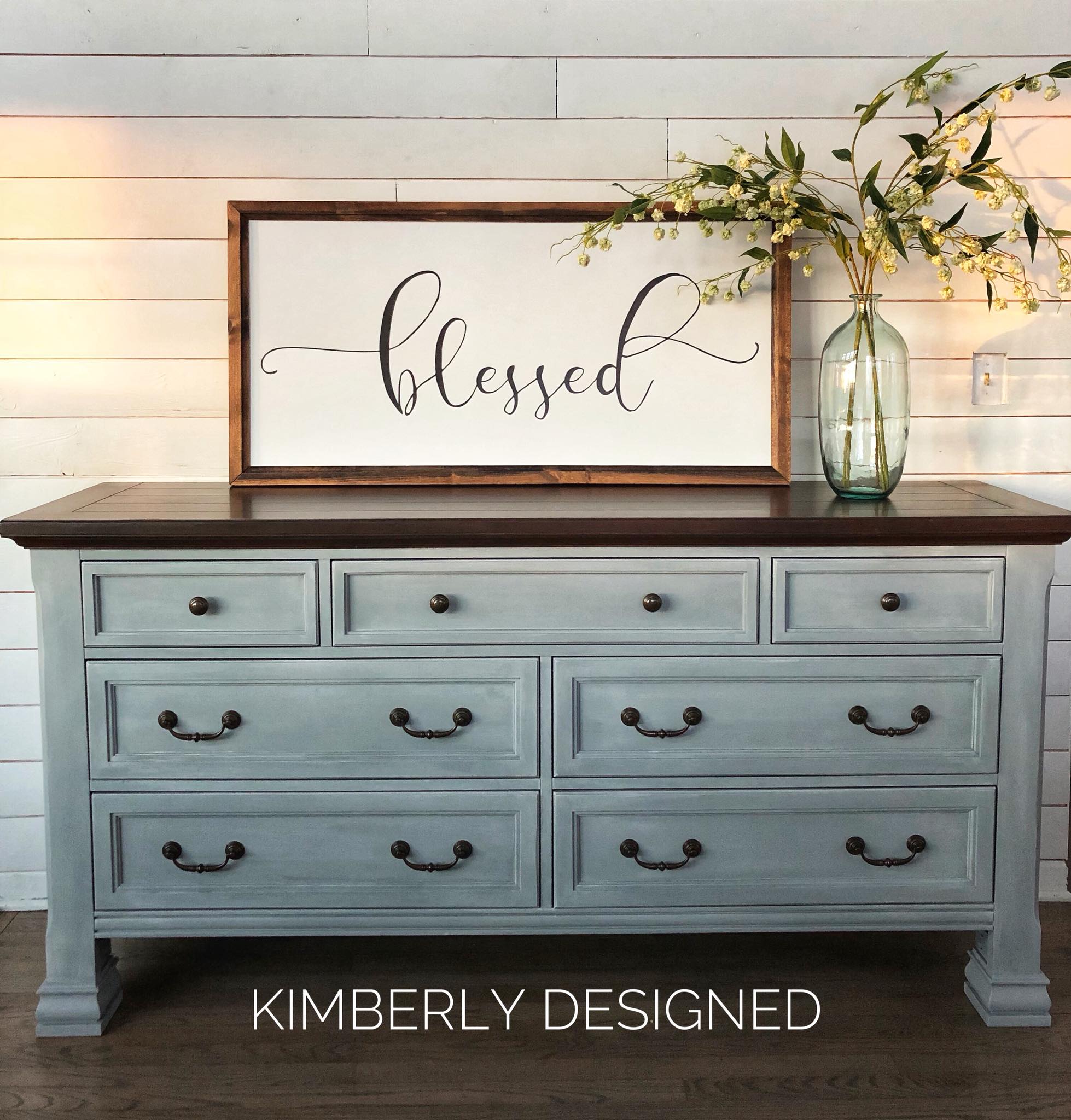 dark grey painted dresser Don't you just love the modern look that the gray color gives to this dresser?! 👇🏻 Sandals & Slippers