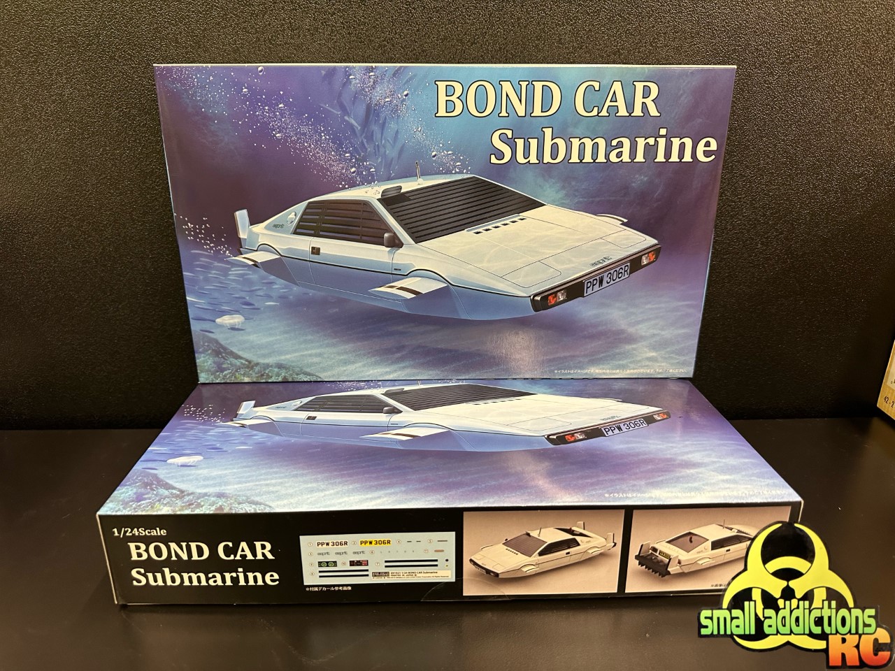 Fujimi 1/24 James Bond submarine model with acrylic tube and magnets