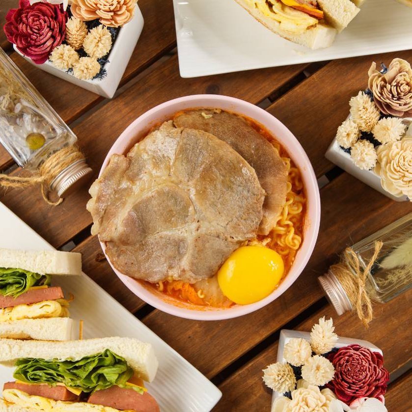 九點零一分.Brunch - 元旦連假天天營業🈺️ 快來吃早餐哦 這個炒泡麵怎麼看起來這麼好吃啊🤤... | Facebook