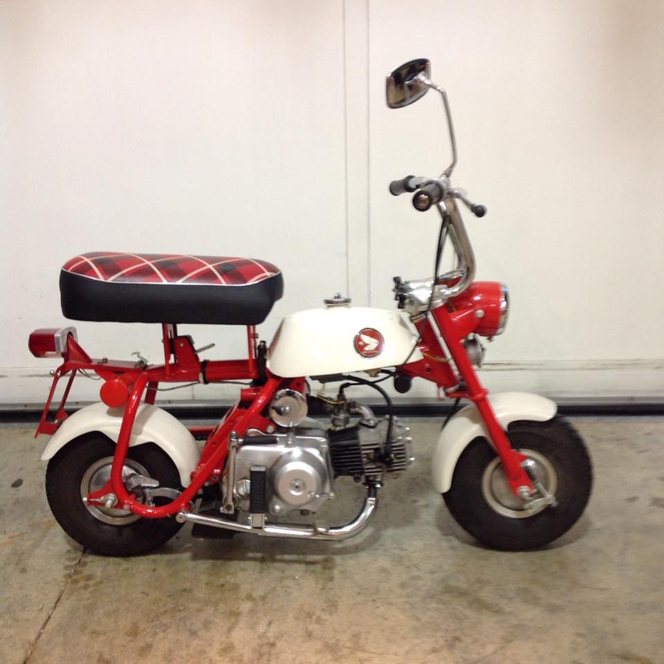 ゴンドラ【平原】 Rare 1967 Honda monkey bike on display