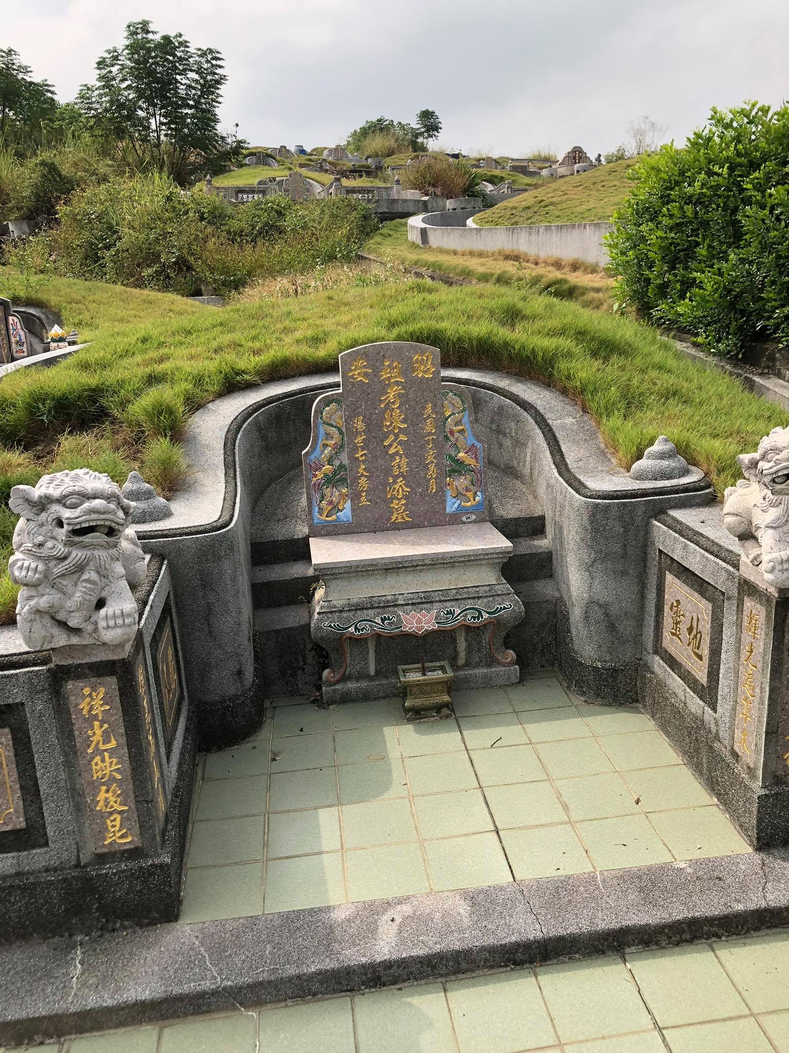 大法雲星相社 - 這個墳墓乃是三叔公的葬處，非是本社主庚扦葬，堂前亦是逼岸，龍水過堂，速發速退的格局，後脈來氣低弱，人... | Facebook
