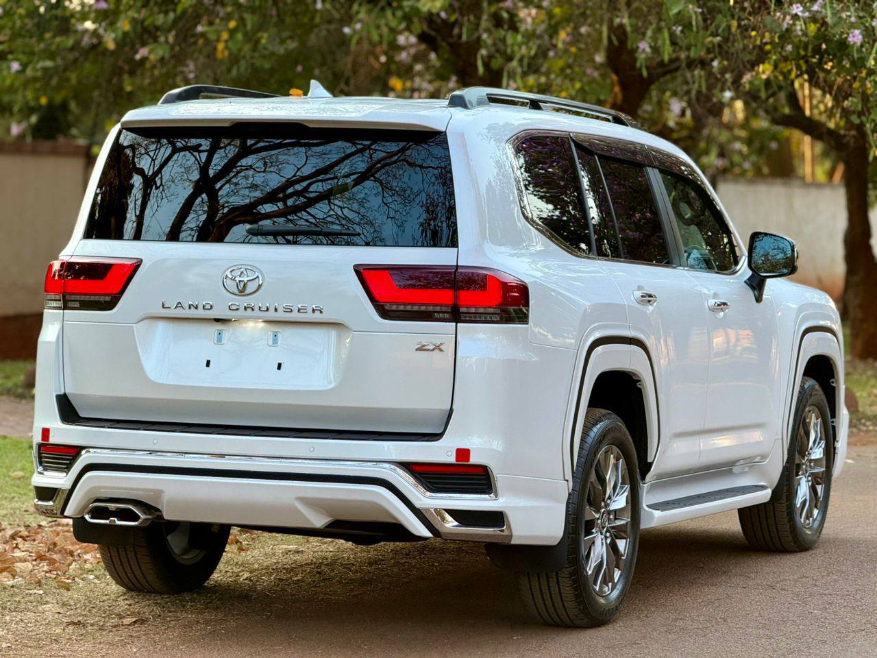 2024 Toyota LC 300 Series, ZX Edition Available 📍 Mileage: 115 KM