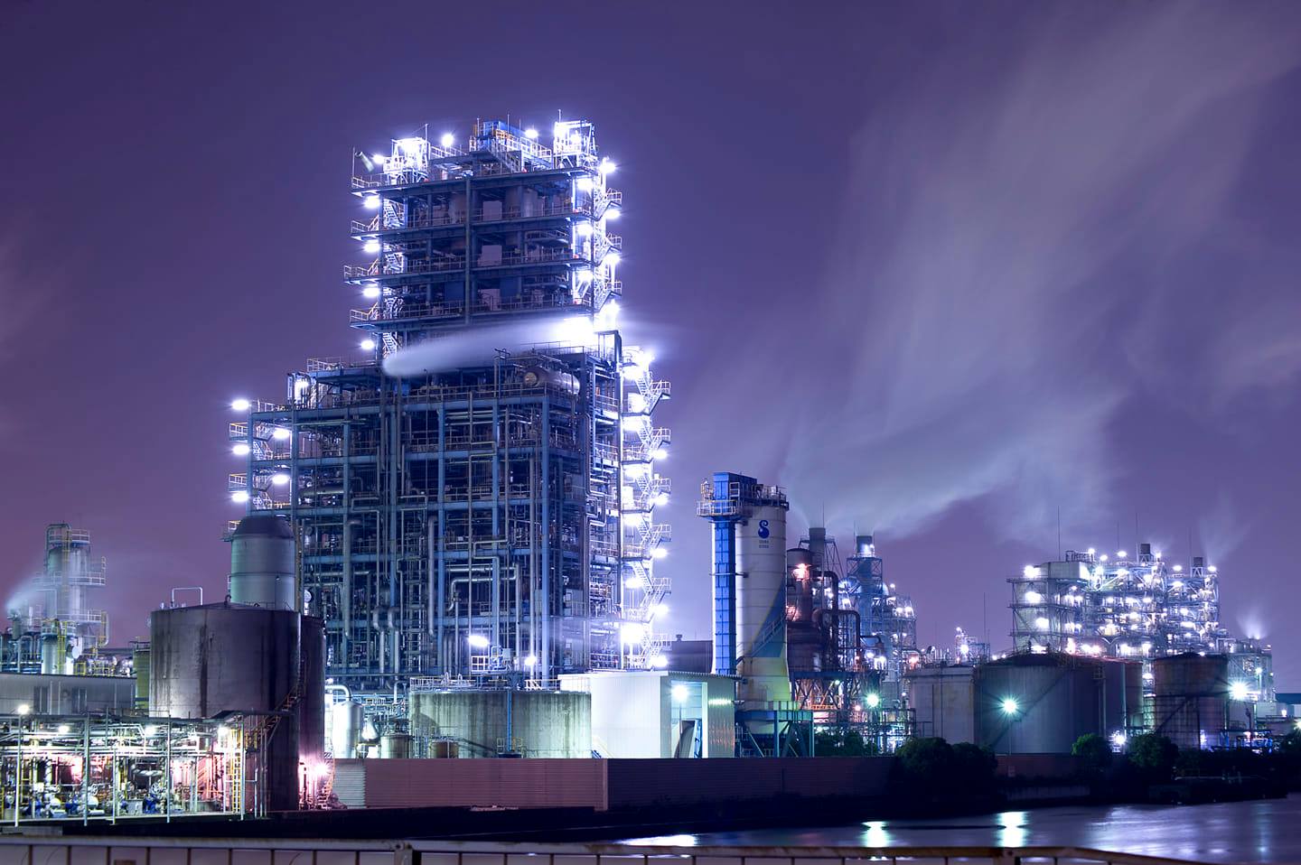 工場が密集する #川崎臨海部 。夜を迎えると様々なプラントに作業用の明かりが灯り、「#工場夜景 」として注目されています。 今日19時からの ...