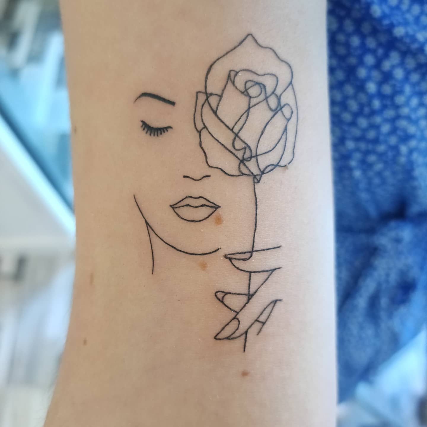 Tatouage Visage Femme Trait