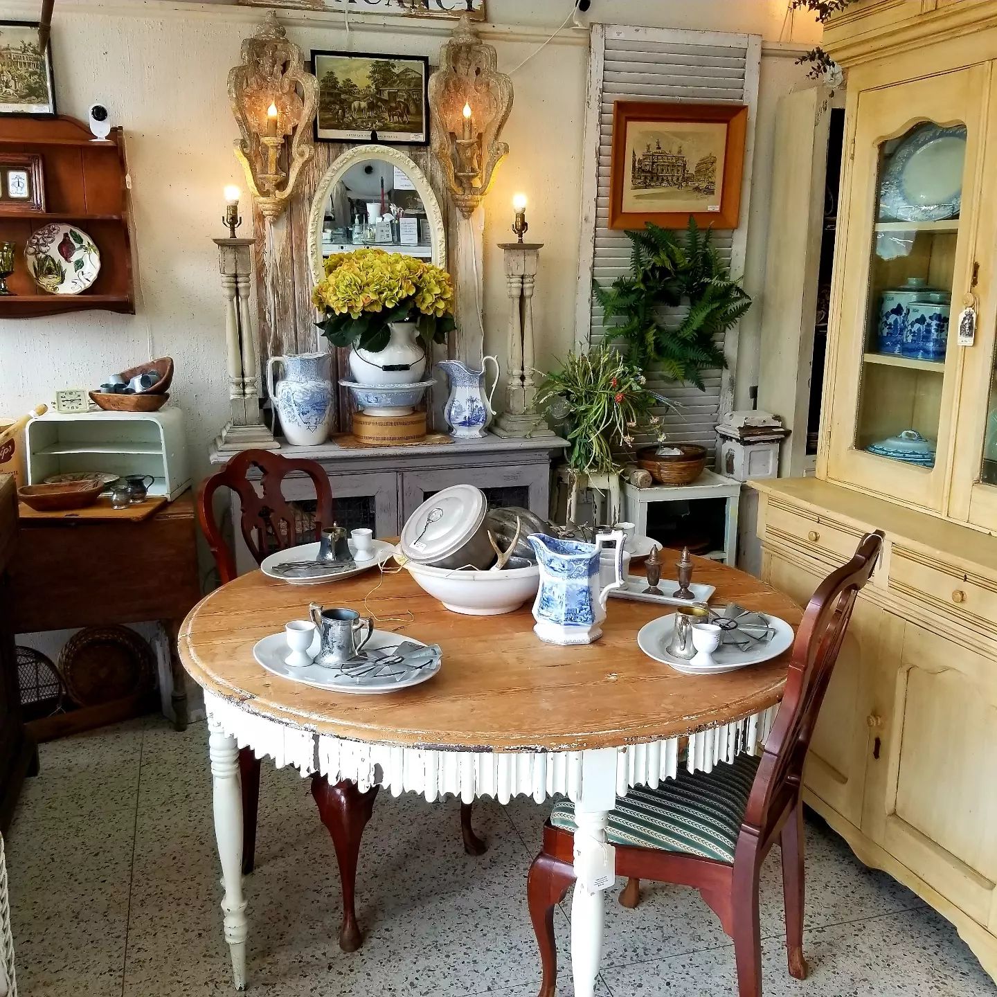 The White Rabbit Vintage Shoppe