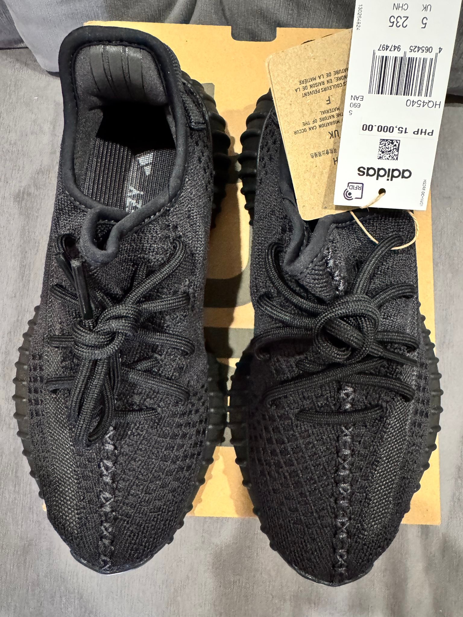 For sale: Yeezy 350 v2 Onyx Size 5.5 us Brand New Price: ₱9,000