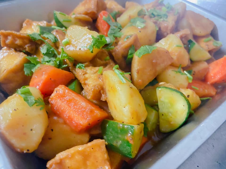 吉尚緣蔬食館 早安 週末快樂 今天有營業喔 感覺今天的便當菜有點誘人 圖為燒馬鈴薯 滷豆香便當 Facebook