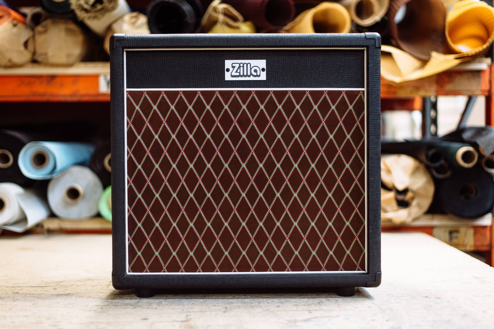 2x10, black basketweave tolex, Vox grill and white piping.