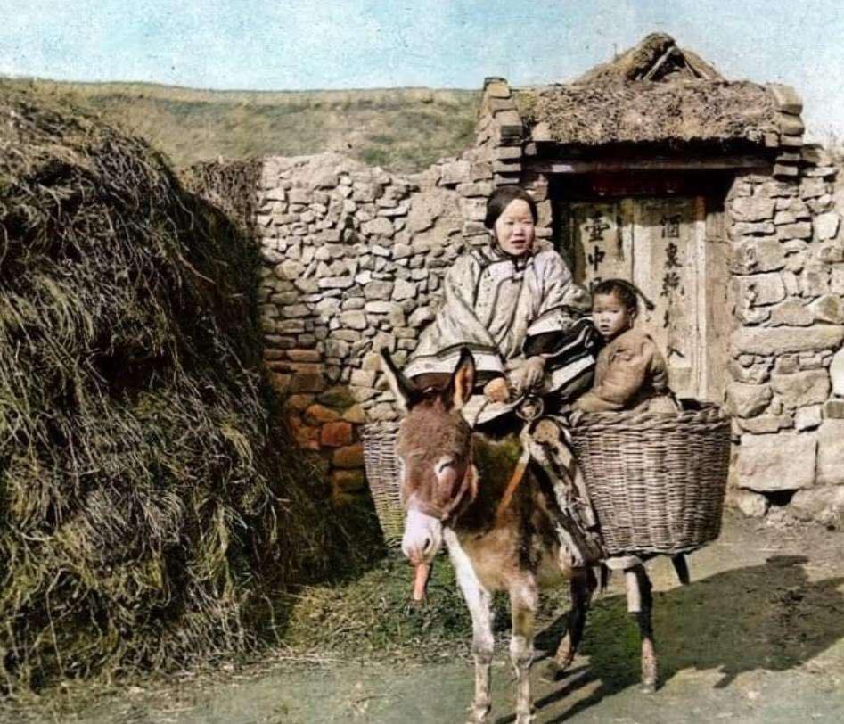 Lillian - 穿著寬衣大袖的女子騎在小毛驢上，兩側掛著兩個大竹簍，其中一個竹簍裏坐著小孩，她們母女倆正準備騎著毛驢去趕集。 清朝女子大都 ...
