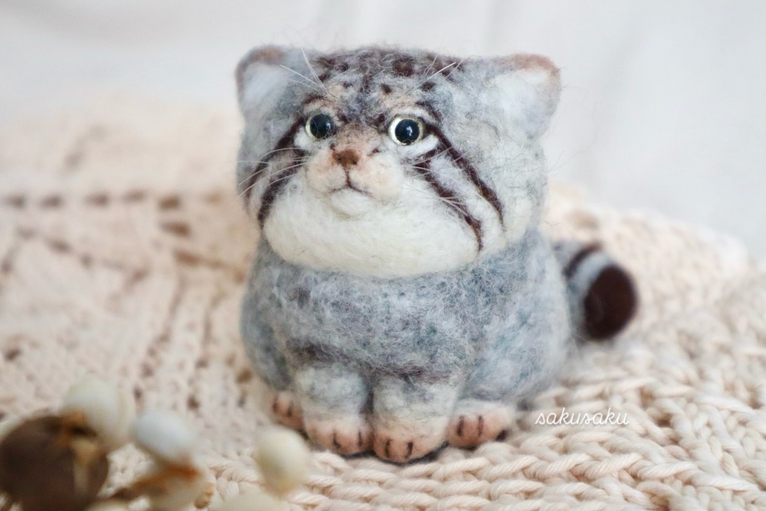 は*る様 羊毛フェルト　マヌルネコ ヒゲつけて完成した マヌルネコさんです🐱 まぁるい体が可愛くできまし
