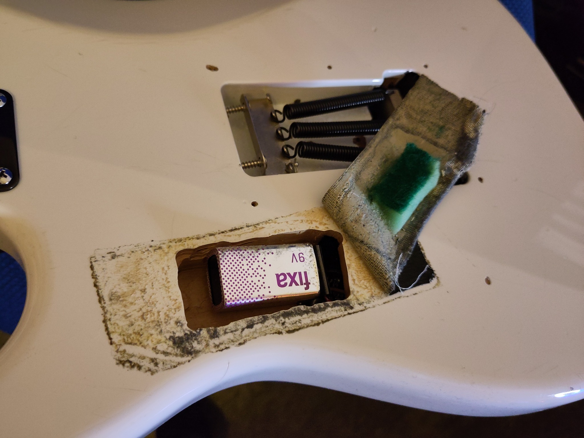 One of my Warmoth builds with EMG SVs and a very nice DIY battery 