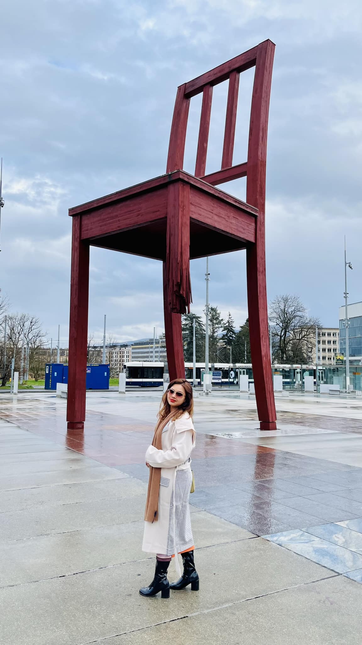 The Broken Chair at Place in Geneva is the work of sculptor Daniel