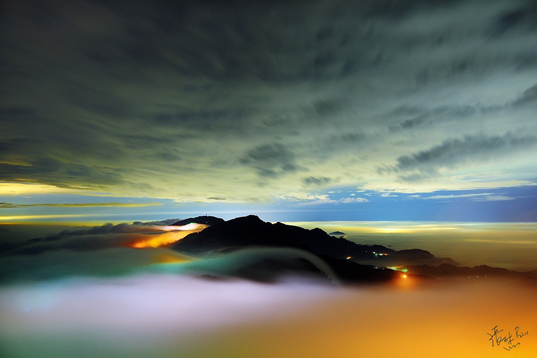 Laowa Taiwan - 【LAOWA 15MM F4 超廣角微距移軸】 頂石棹綻放中夜の琉璃 Photo... | Facebook