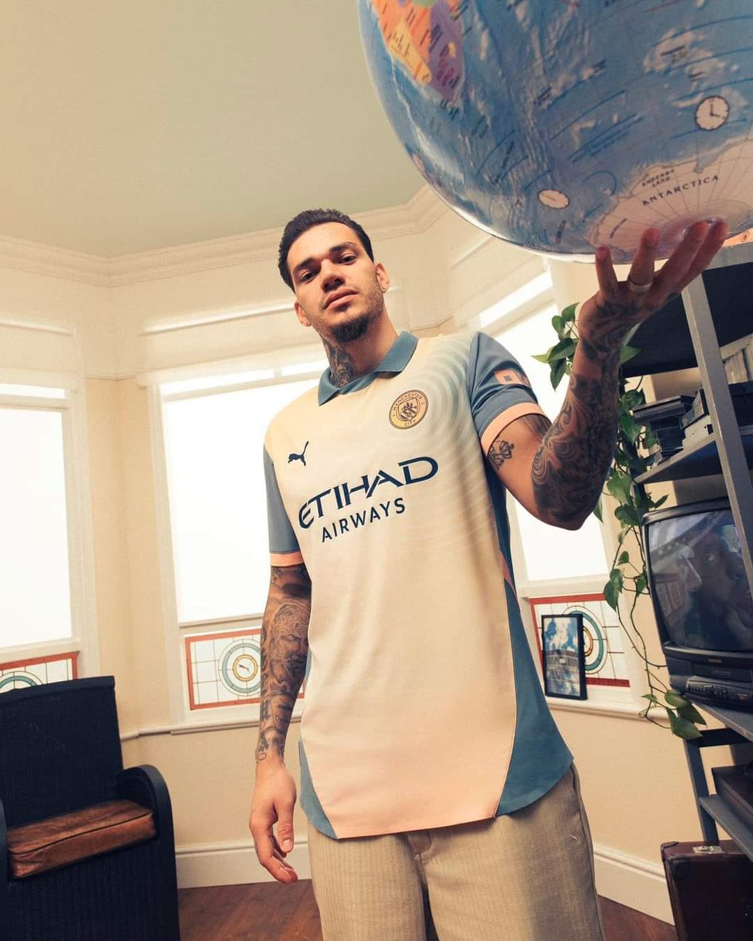 PUMA マンチェスターシティ レトロシャツ OASIS 総柄 L Manchester City X Oasis Manchester City drops their new 4th kit