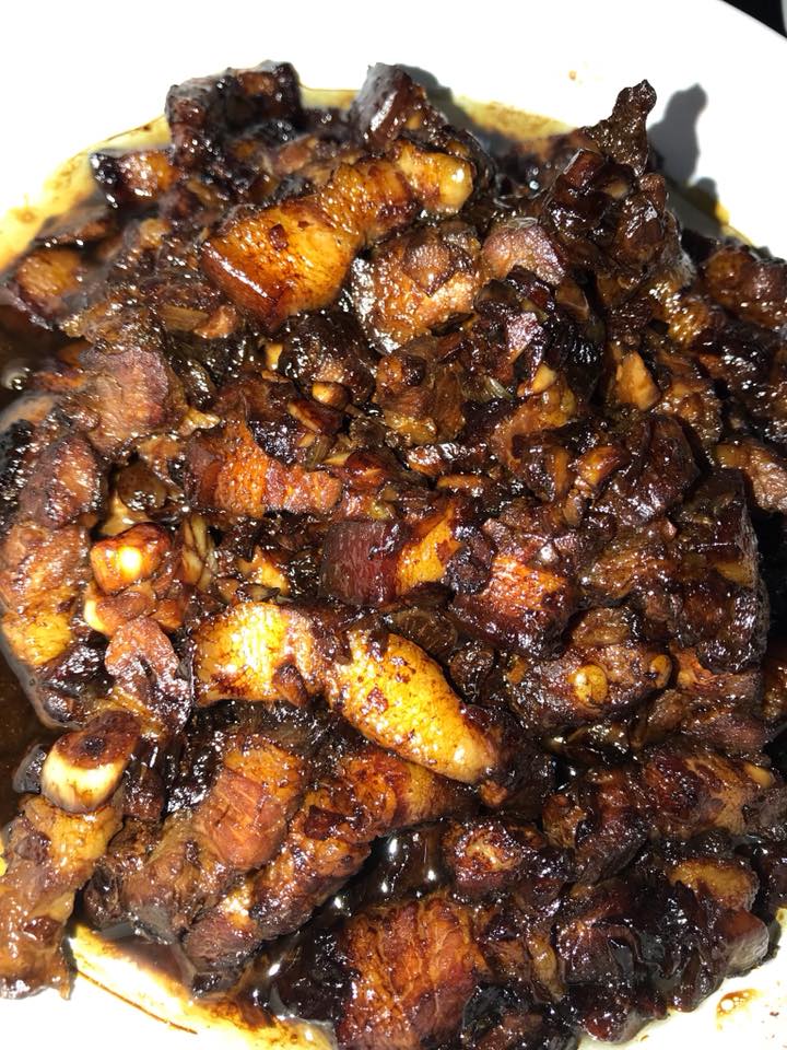 Lucy 烘煮炖炒 三层卤肉条 材料 三层肉4条 煮熟切条 蒜头20粒小葱10粒白糖1茶匙黑浓酱油3汤匙麻油1汤匙猪精粉1荼匙做法 热锅爆香蒜头和小葱
