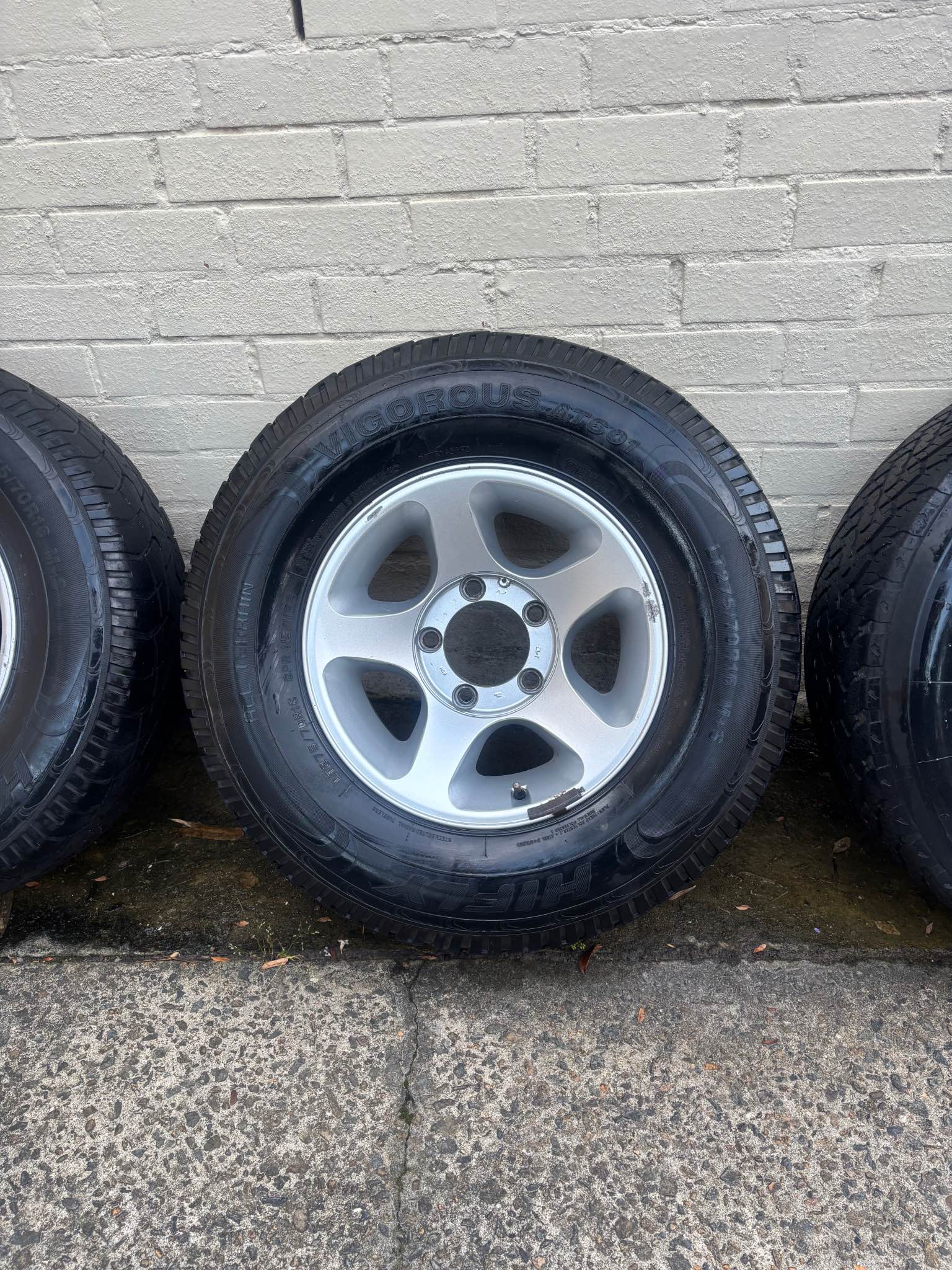 Landcruiser 105 GXL wheels + tyres - Car Wheels, Tires & Parts - Sydney ...