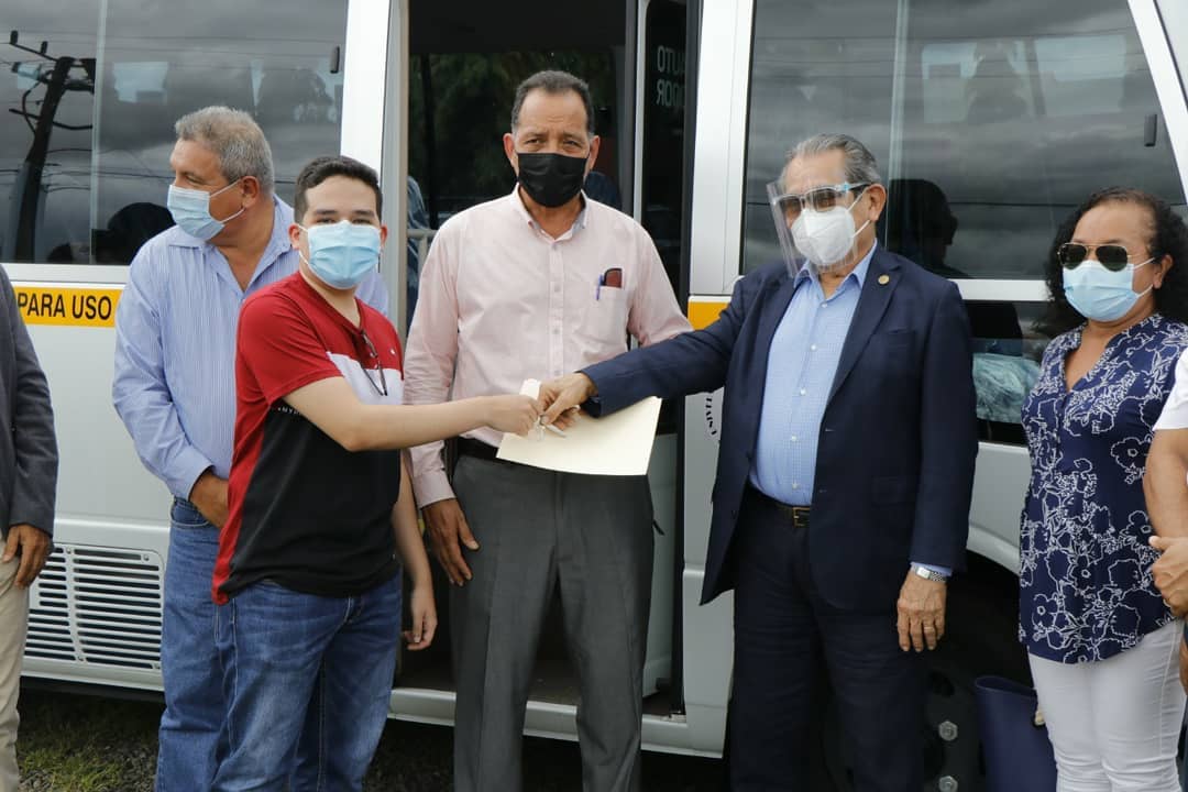 UTP Veraguas - El Rector de la UTP hizo entrega de un bus... | Facebook