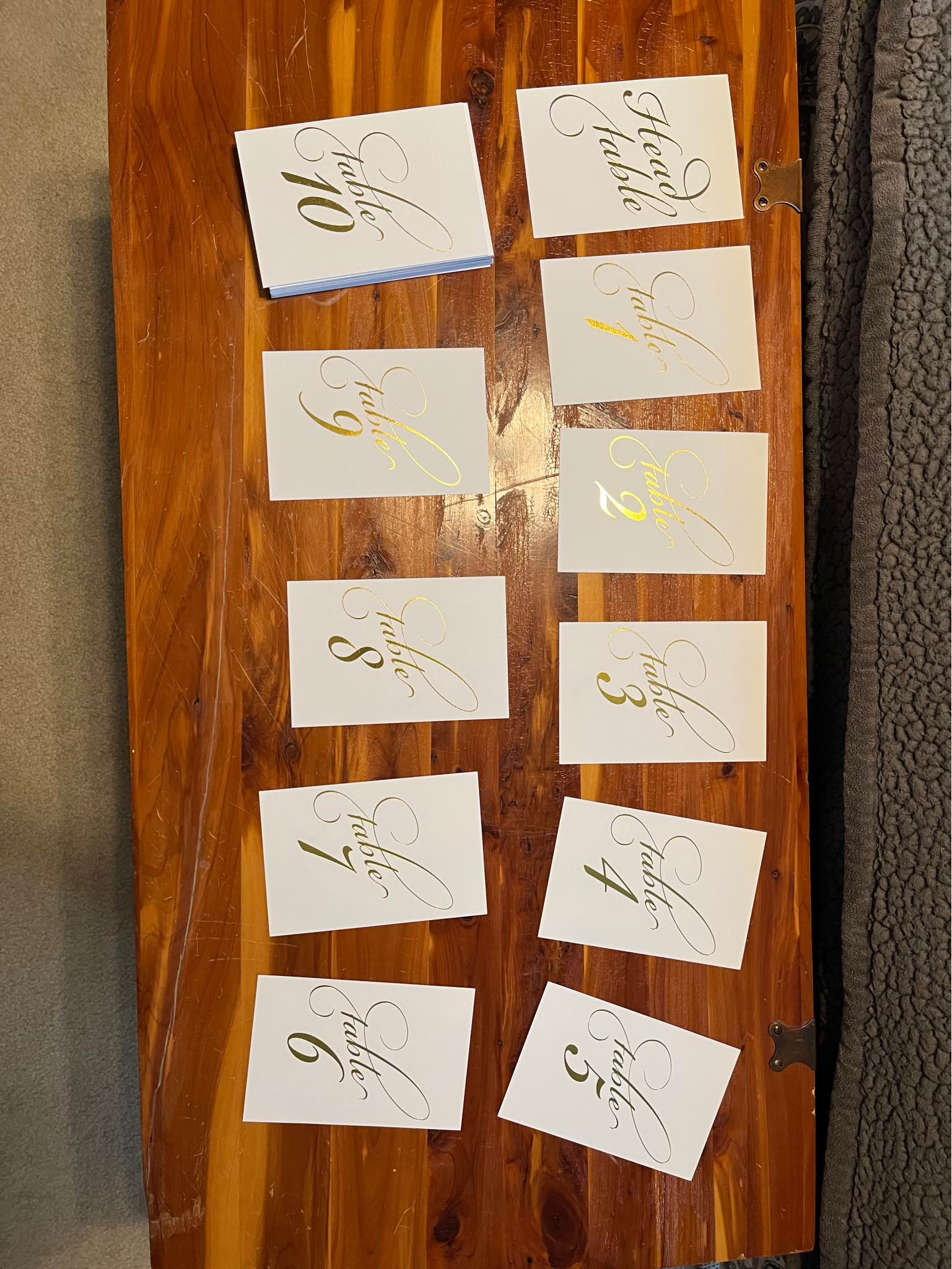 NEW: 2 sets gold foil 1-25 number signs+head table on heavy cardstock ...