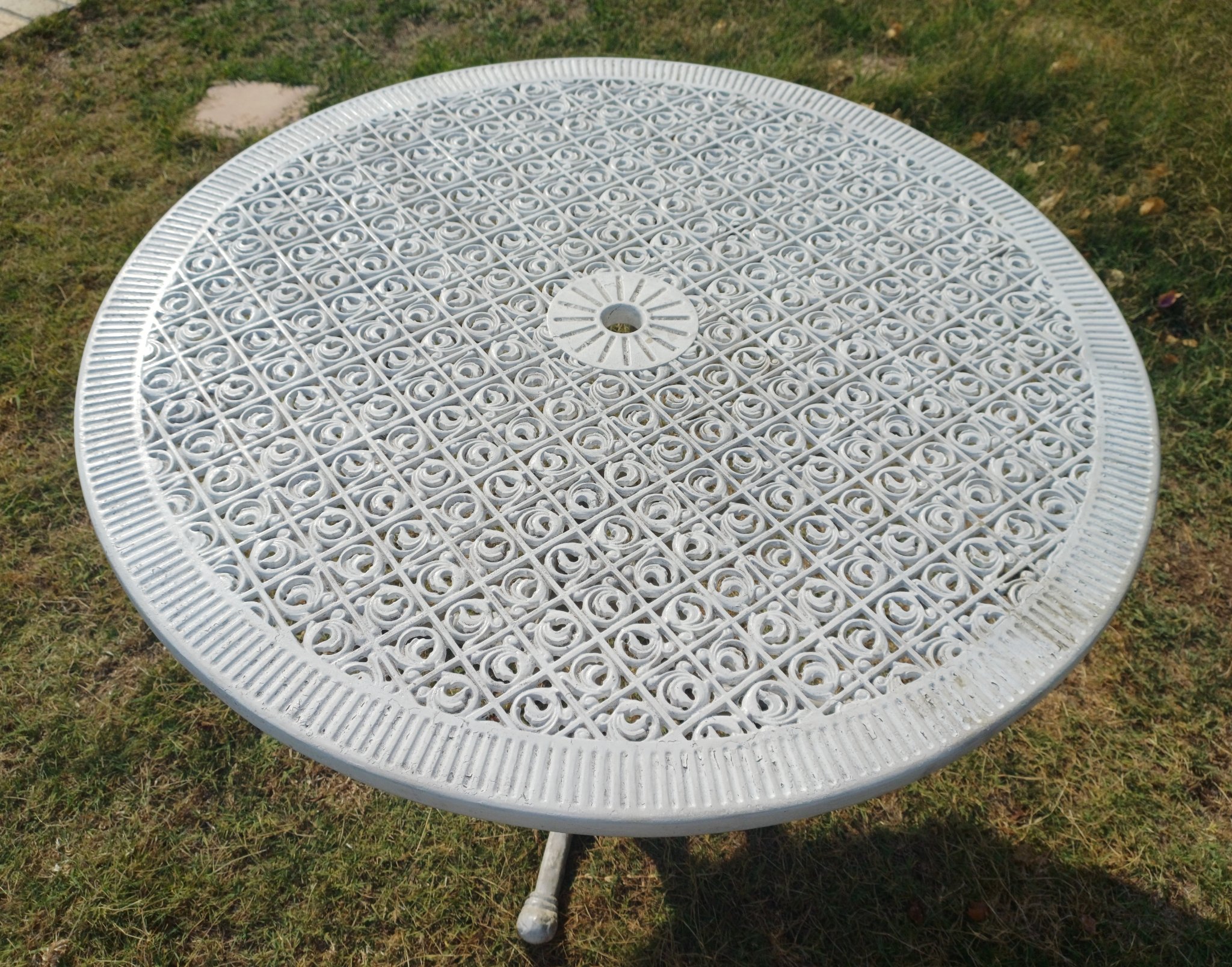 White Cast-Iron Patio Set (Table + 4 Chairs) - Outdoor Furniture Sets ...