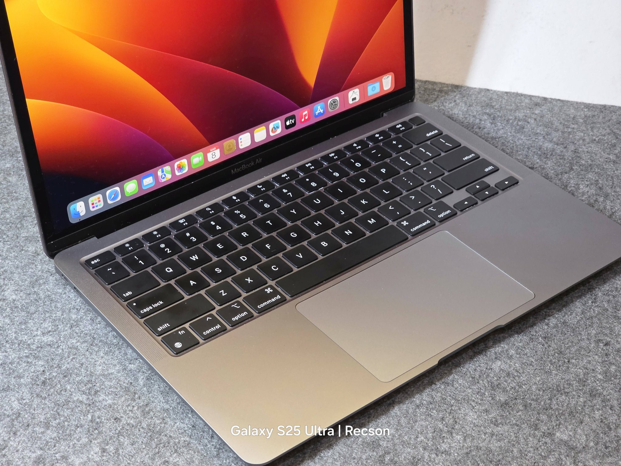 MacBook Air M1 13-inch 8GB/256GB - ₱27,800 No issue! Still in