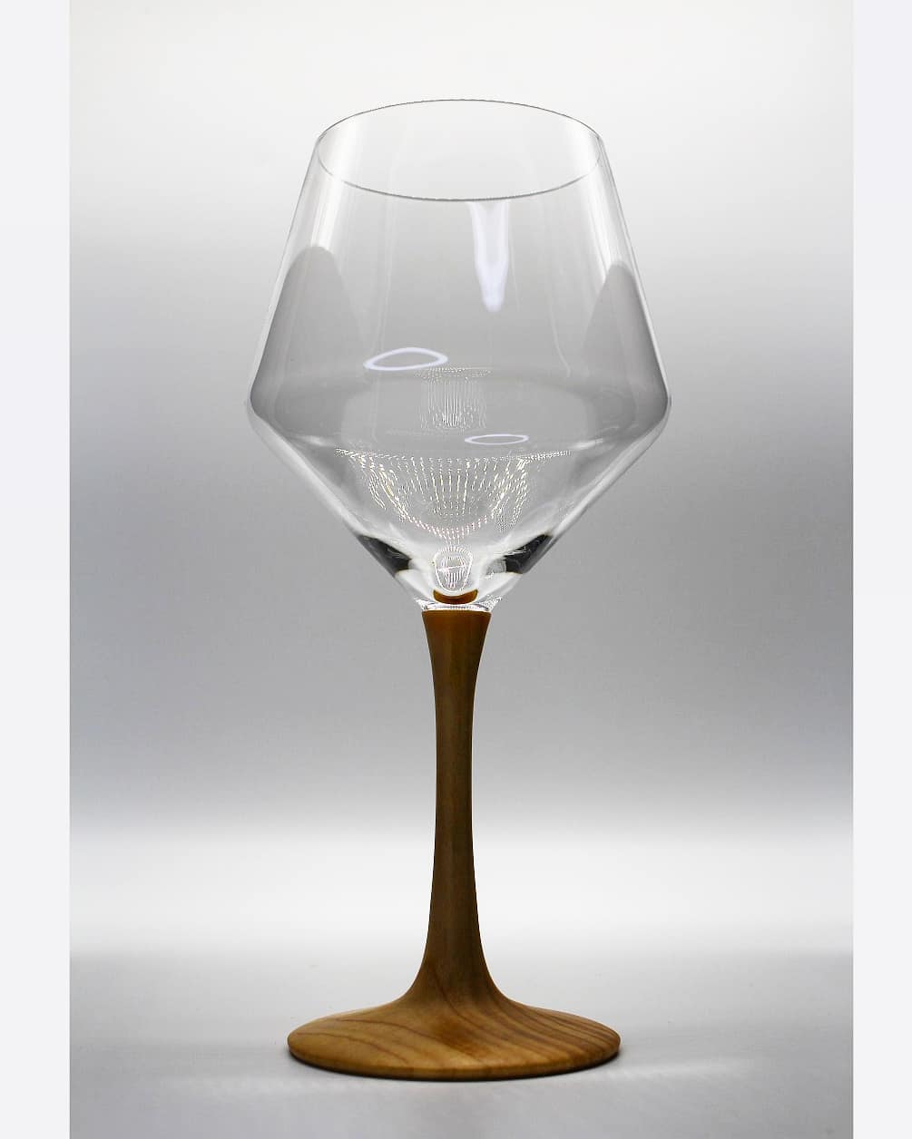 Edle Weingläser mit Holzstiel jetzt verfügbar im Etsy-Shop. Die Gläser sind aus der Pure Serie von #zwieselglas. Die Gläser können aber auch mit jedem anderen Weinglas angefertigt werden. Bei Intere