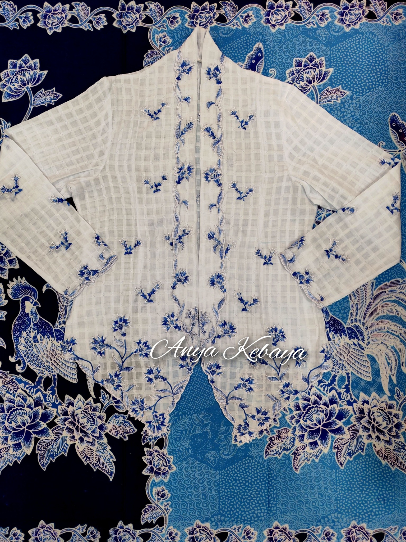 Anya - A really old school, charming vintage style white casa rubia ...