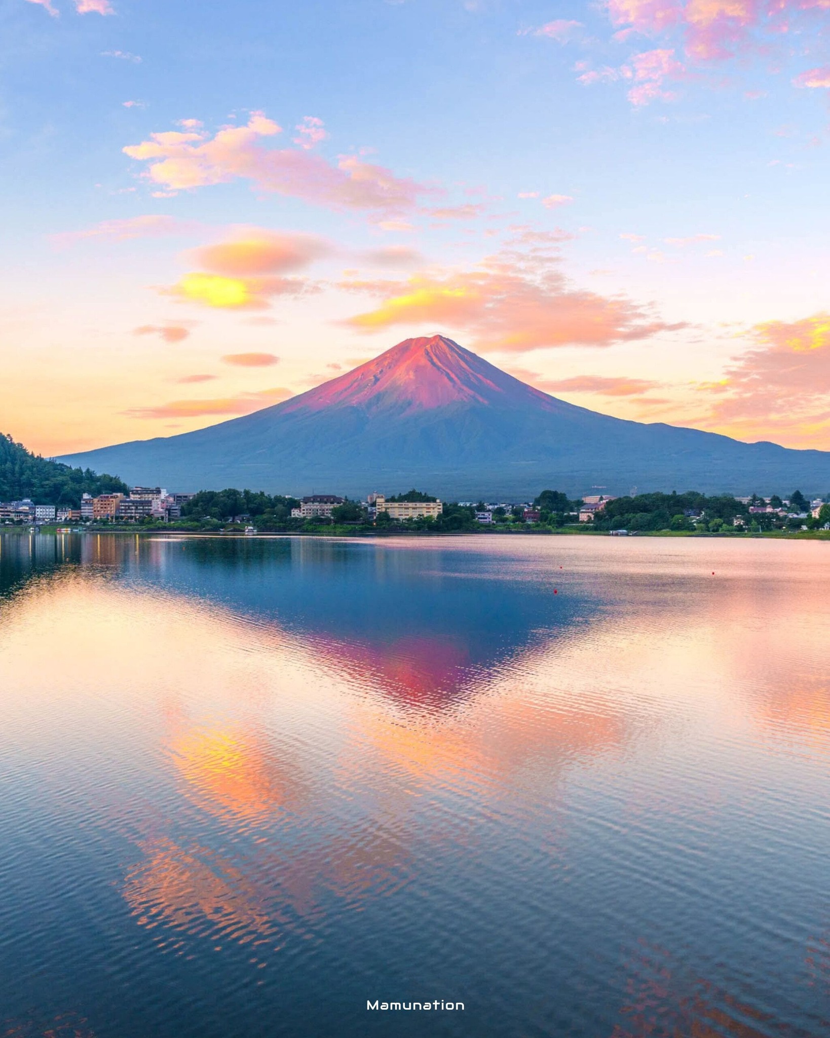 Mamunation - 🗻 赤富士を映す河口湖 Lake Kawaguchi reflecting the