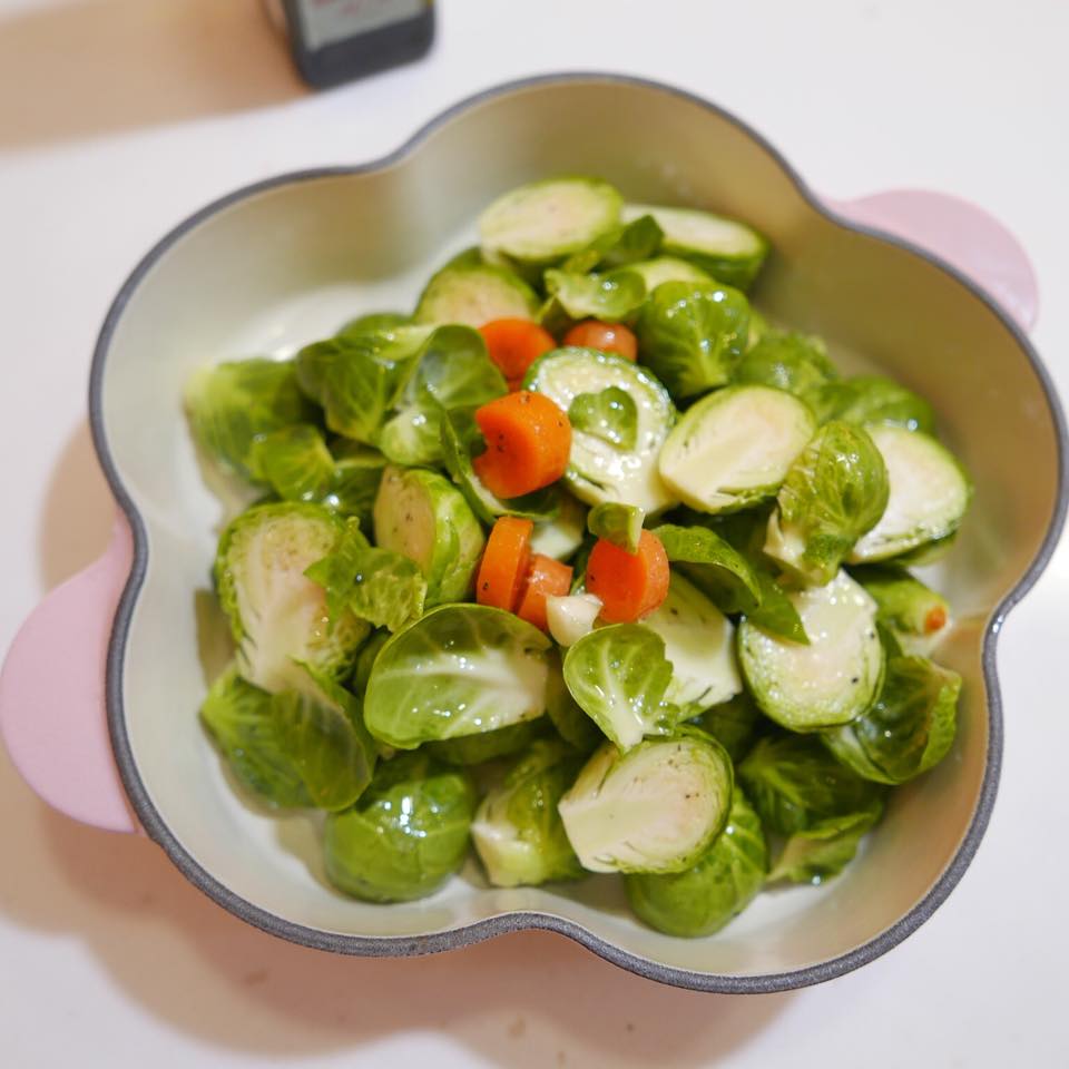 Rita的幸福家庭日記 孢子甘藍的營養價值非常高 料理方法就是用烤的最好吃 一顆顆的小甘藍菜對切 拌進一點香草油一 Facebook
