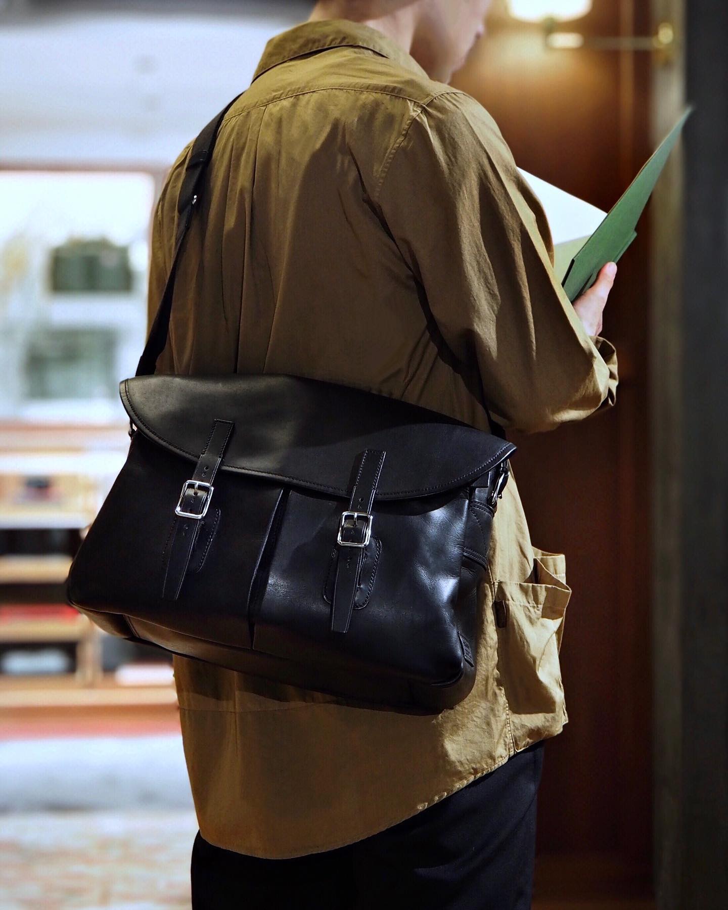 CLASP” ヨーロッパ産の上質なレザーにオイルを染み込ませたものを使用 