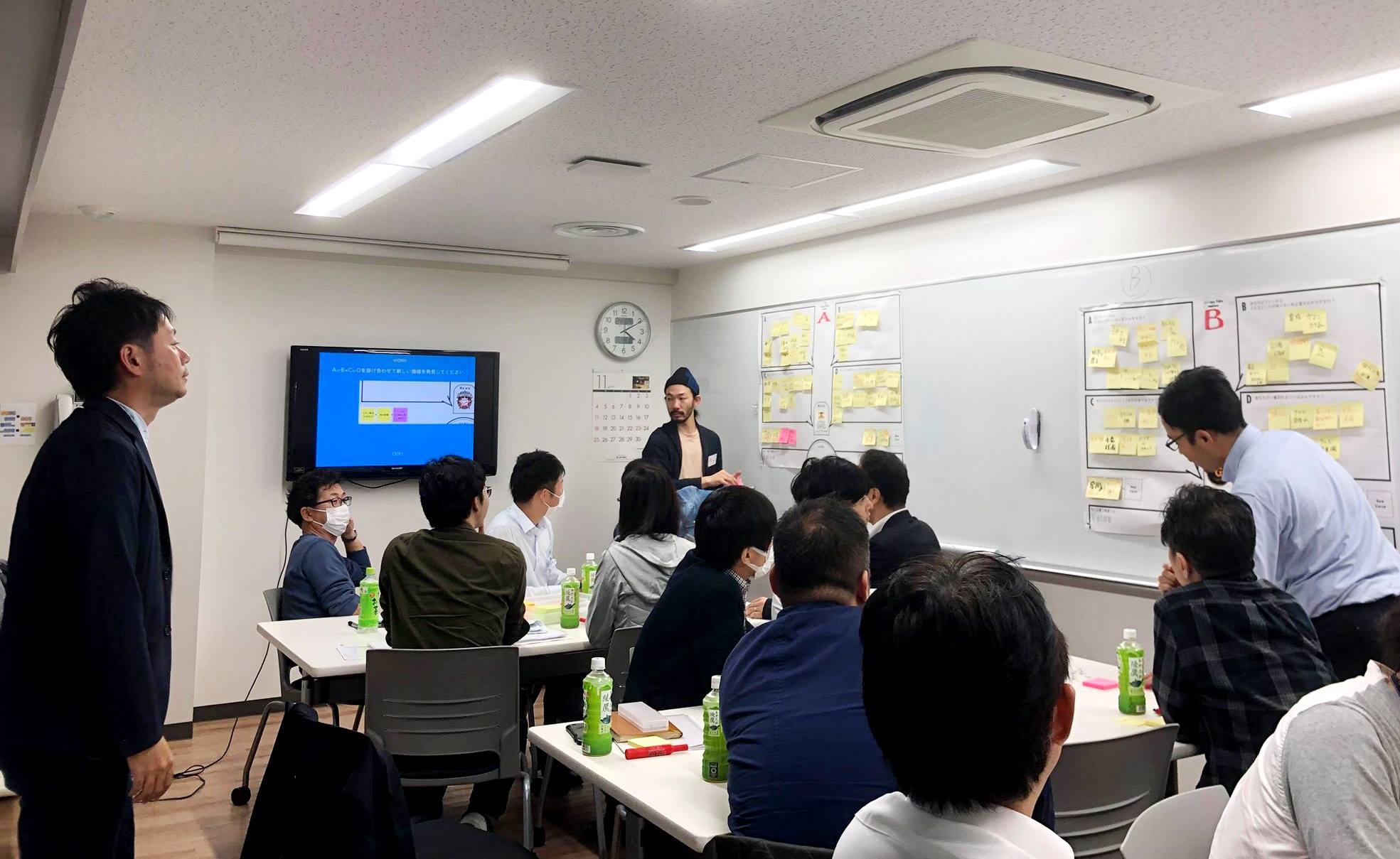 株式会社たき工房 たきグループ 秋のグループミーティング が行われました 株 インパクトたき 名古屋 の会議室に グループ会社 ６社より22名が出席し 各社の取り組みの発表と たき工房 ブランドデザイン室の竹嶋晋氏がスピーカーとなり勉強会を行いました