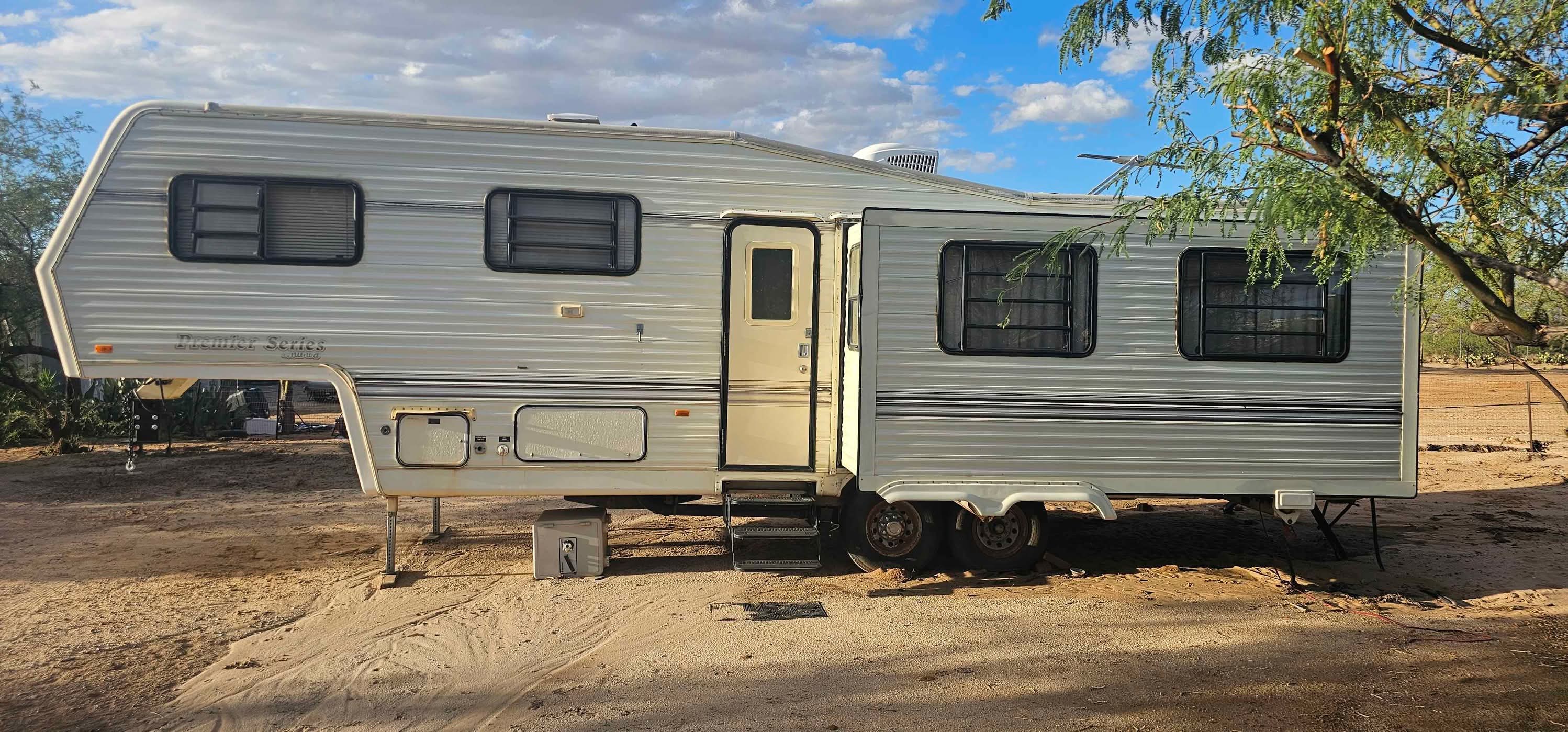 Nu-wa Hitchhiker Premier series - Travel Trailers - Tucson Estates ...