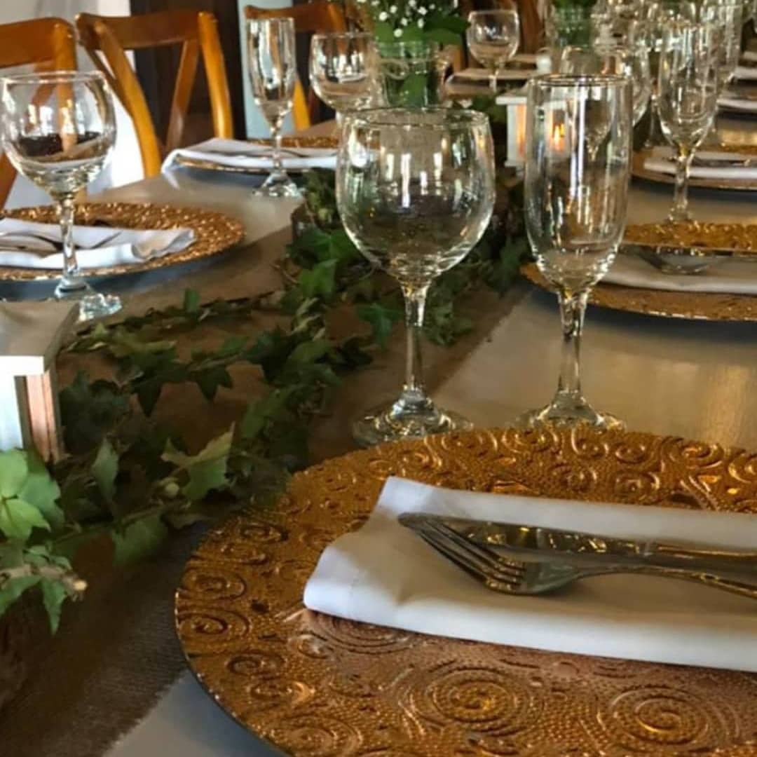 Cálido montaje para matrimonio... - Alquiler Sillas Tiffany