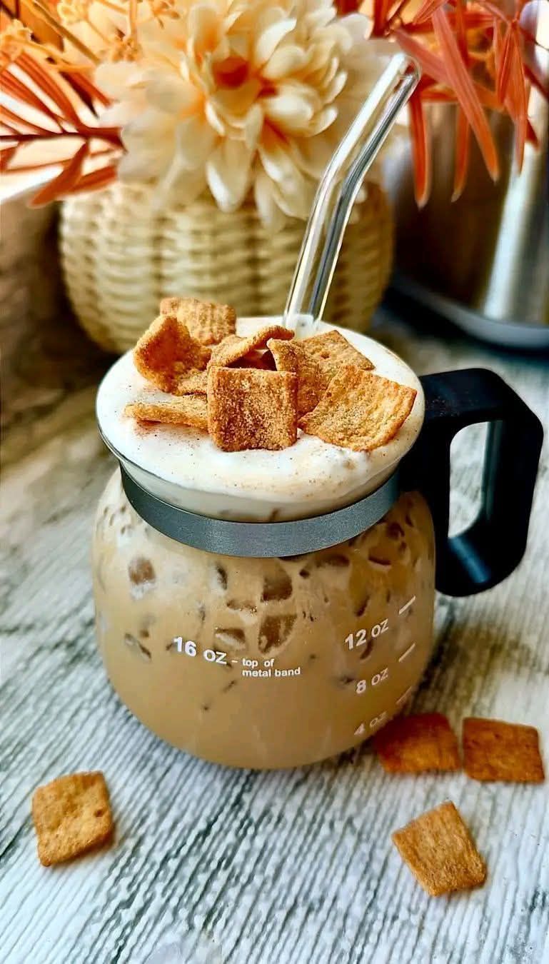 These Ello glass iced coffee cups from Walmart are so good 😍☕️ They make your iced coffee feel like a little coffee shop moment at home. The glass, the aesthetic colors, the