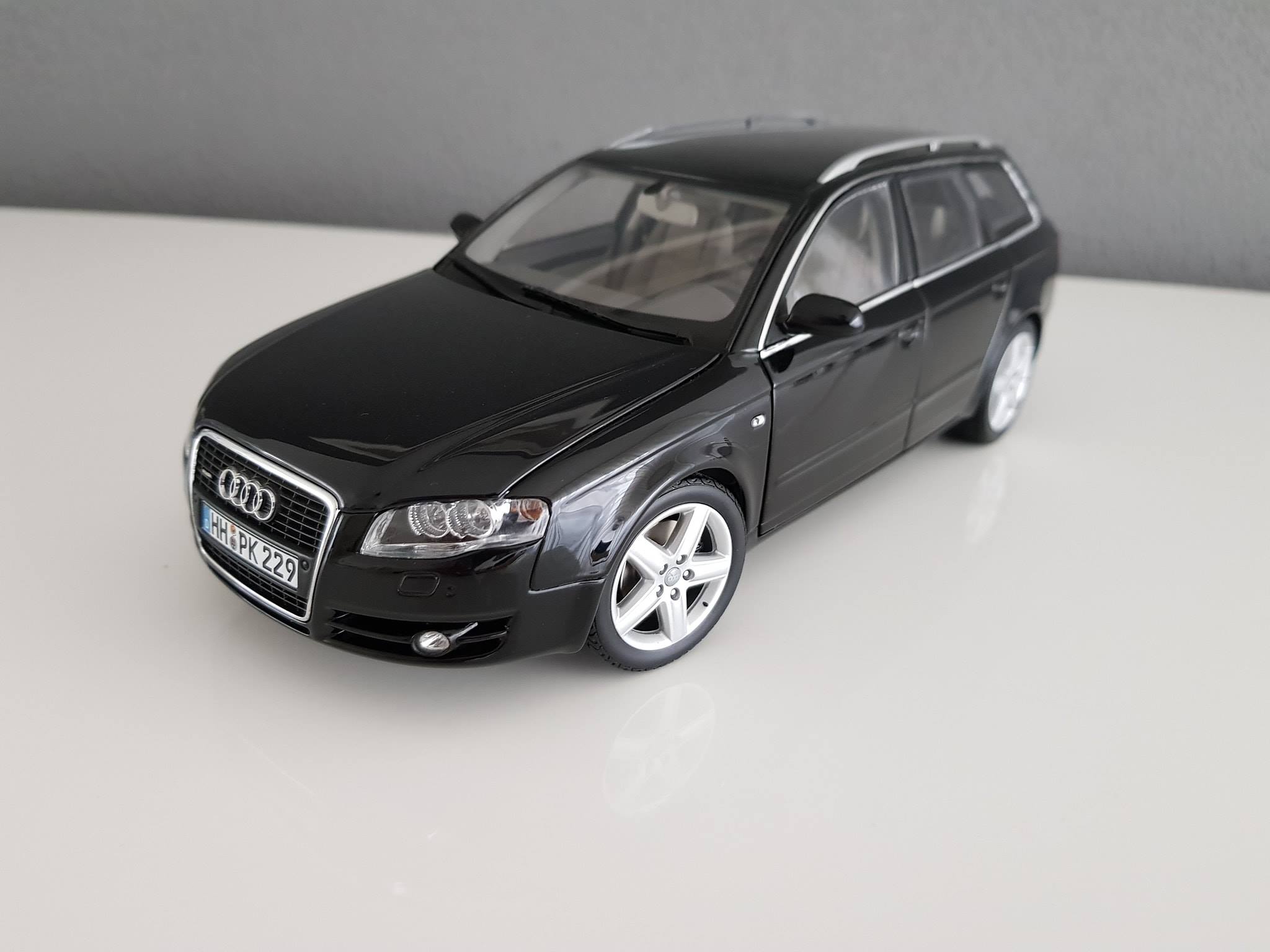 Audi A4 B7 Avant 1:18 Minichamps