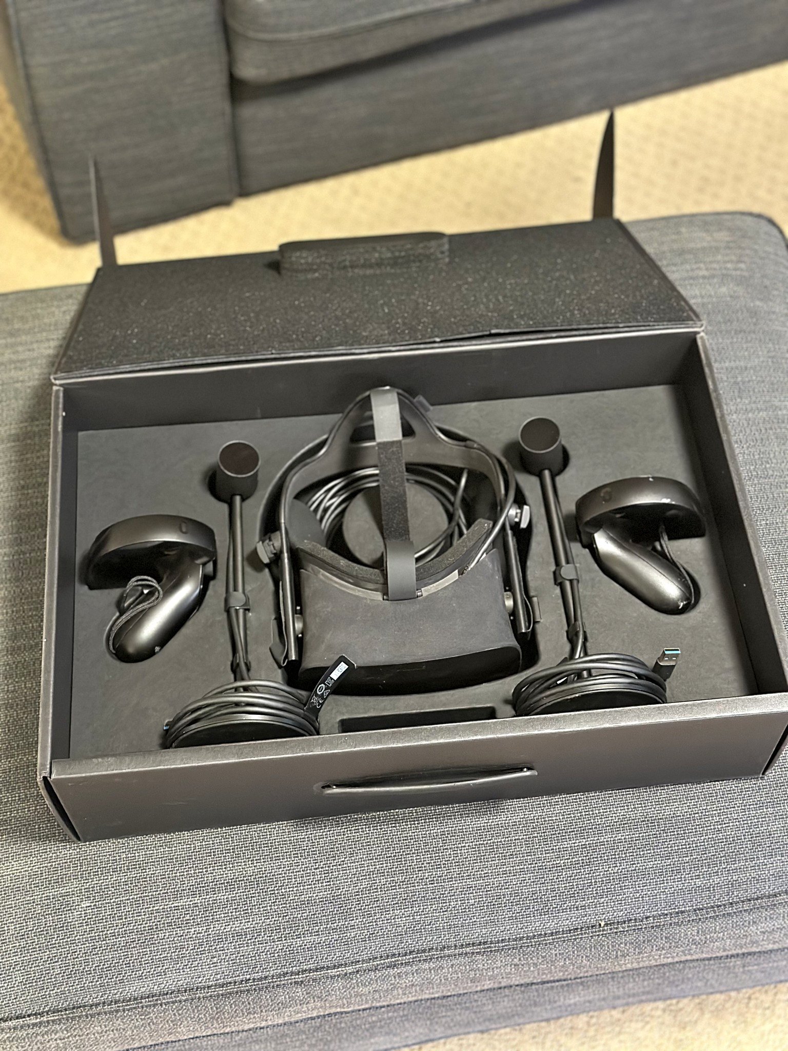 Oculus Quest VR (Original) Complete in Box – Controllers Included ...