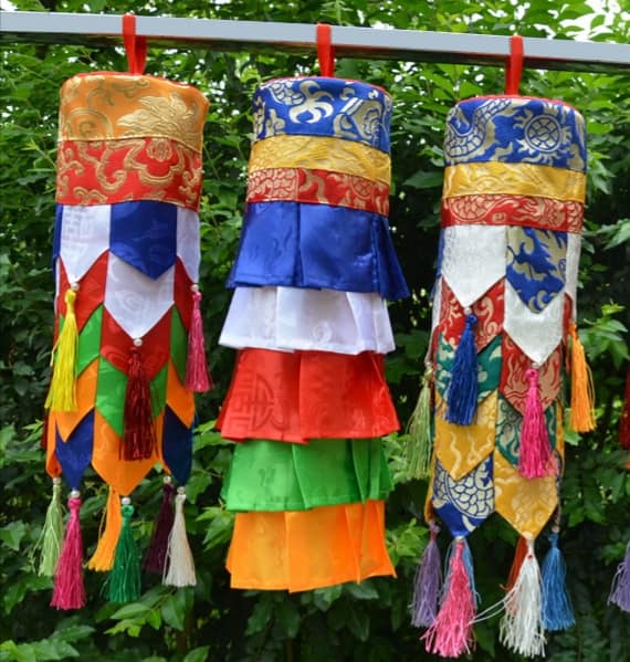 幢與幡。圓筒形是幢，在幢竿頂上安置如意寶珠，則稱如意幢、摩尼幢；刻有佛號經咒的石柱稱為石幢或經幢。幢原是王者的儀衛之物，將領指揮降伏敵軍使用的 ...