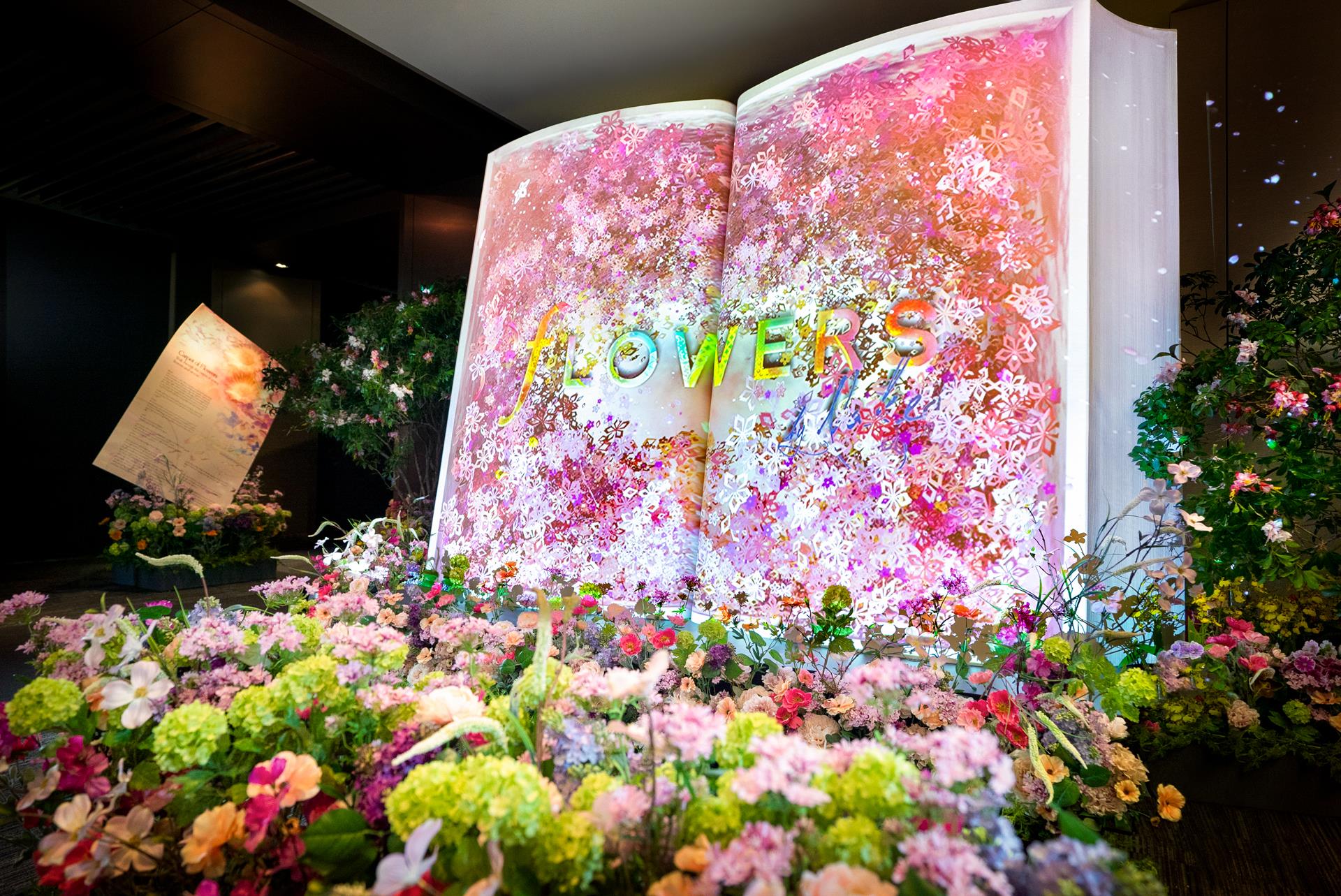 クリエイティブカンパニーNAKEDが贈る「FLOWERS BY NAKED」が、今週