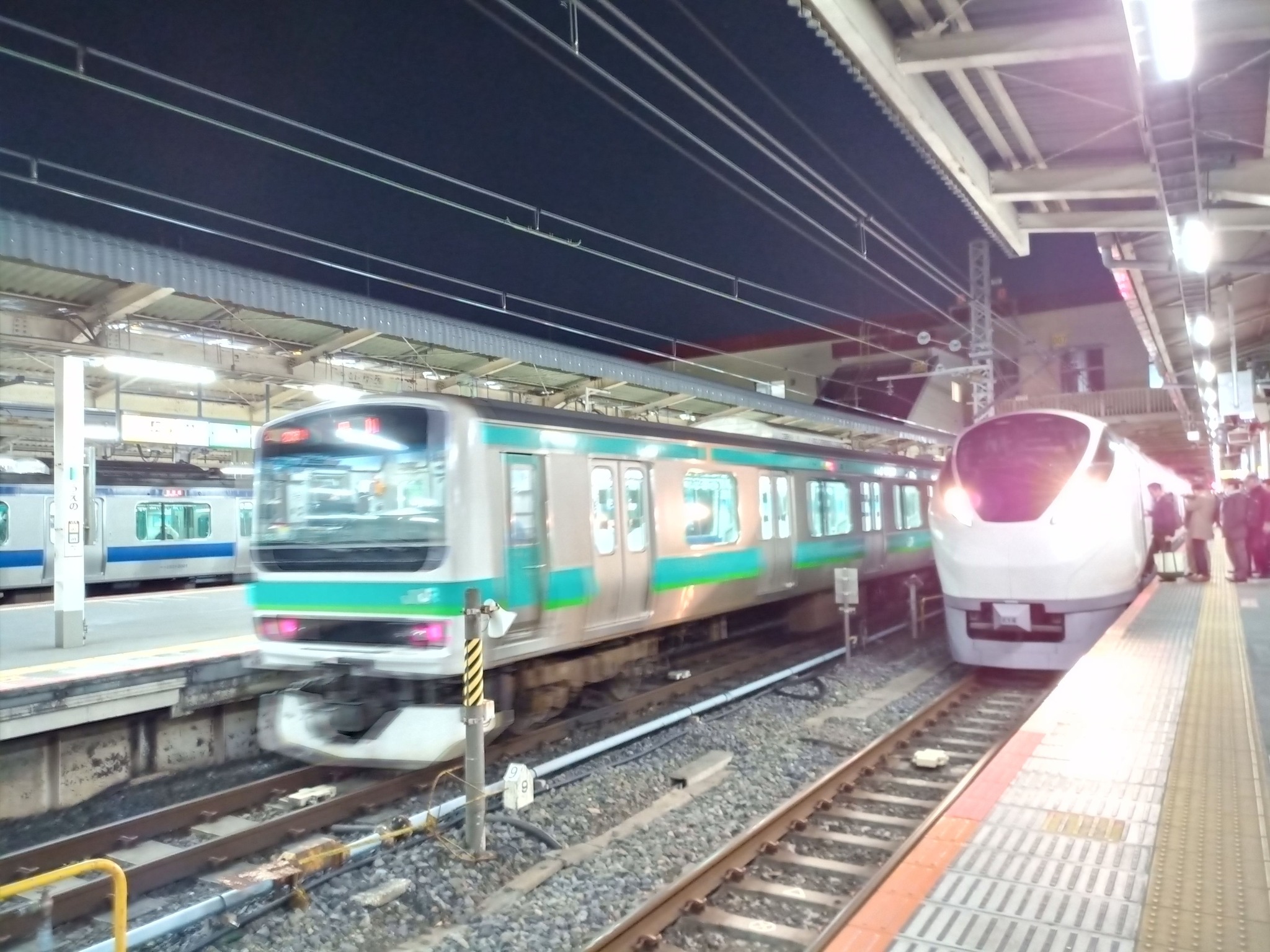 普段は見る事が出来ない上野駅8．9．10番線の3色並び。 かつては8番9